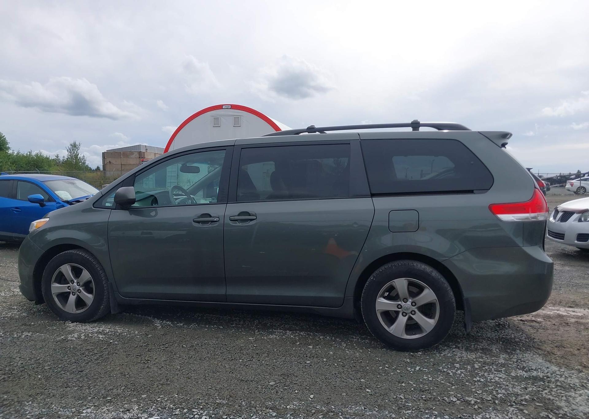 2014 TOYOTA SIENNA LE 8 PASSENGER