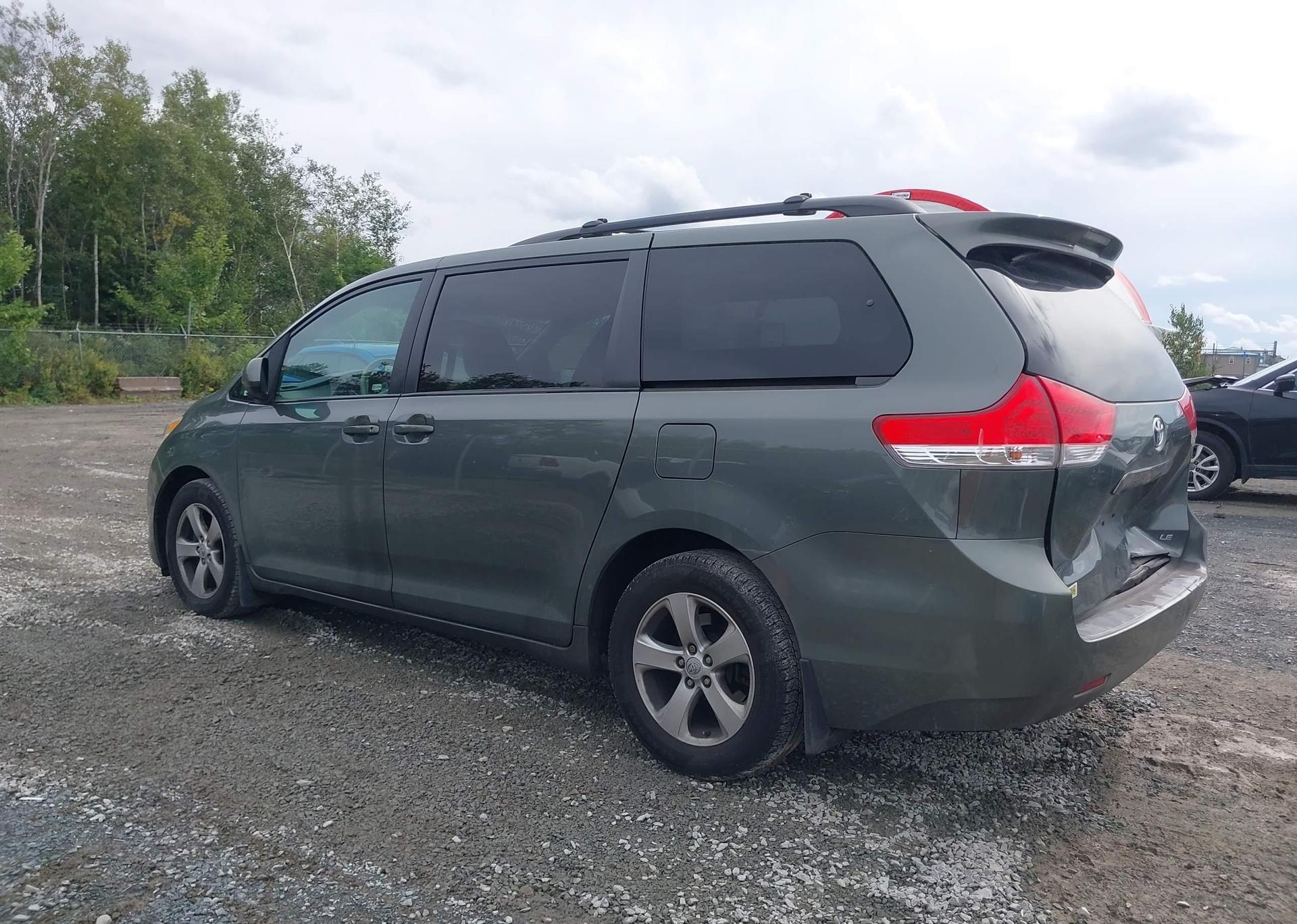 2014 TOYOTA SIENNA LE 8 PASSENGER