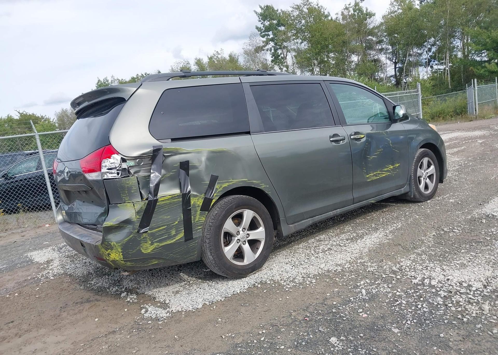 2014 TOYOTA SIENNA LE 8 PASSENGER
