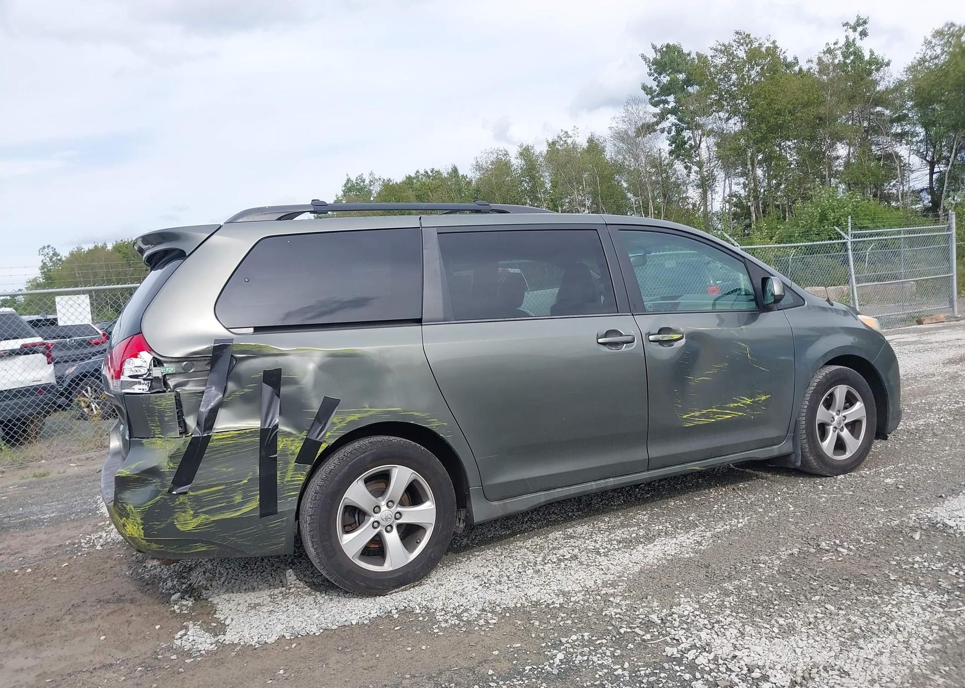2014 TOYOTA SIENNA LE 8 PASSENGER