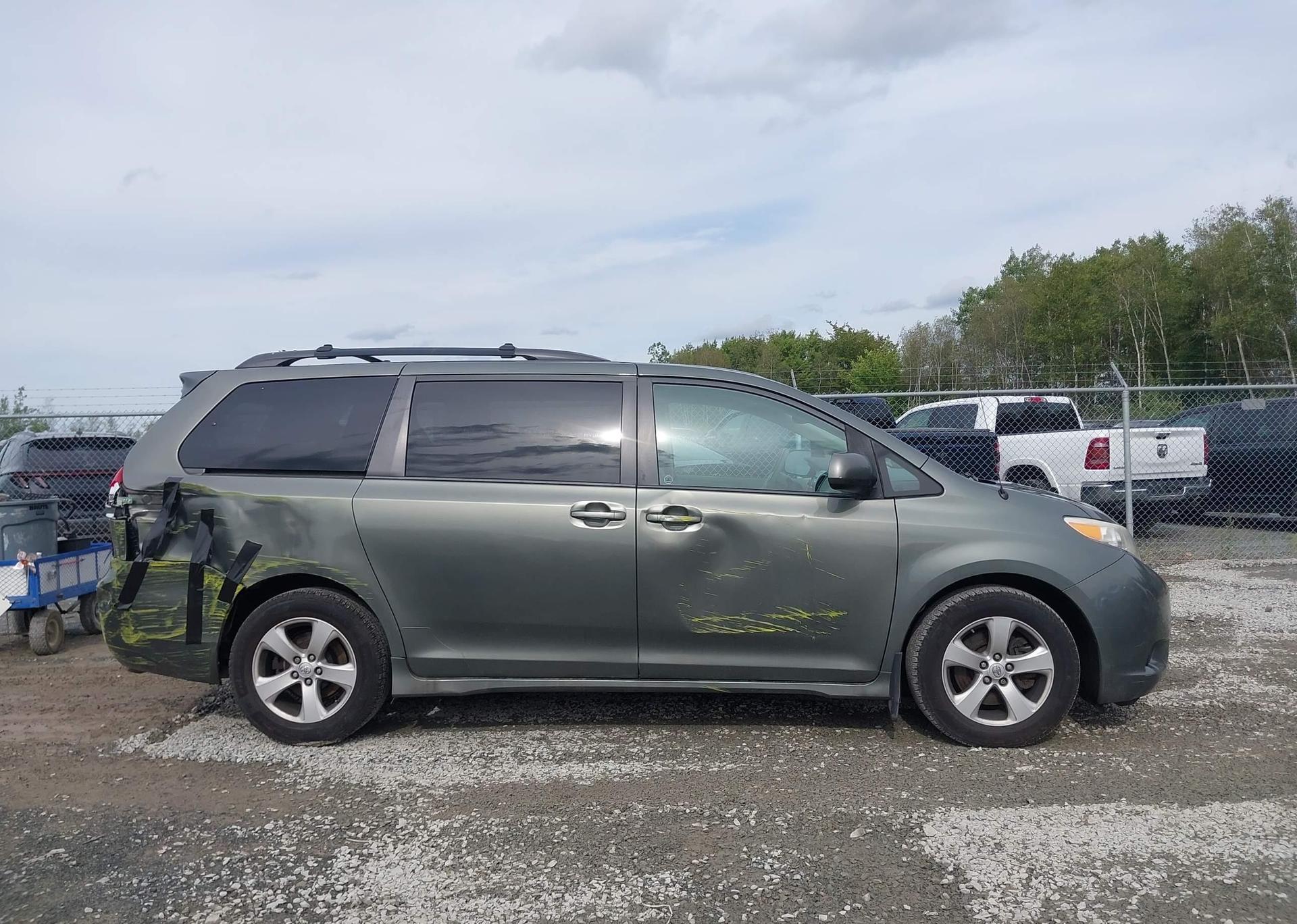 2014 TOYOTA SIENNA LE 8 PASSENGER