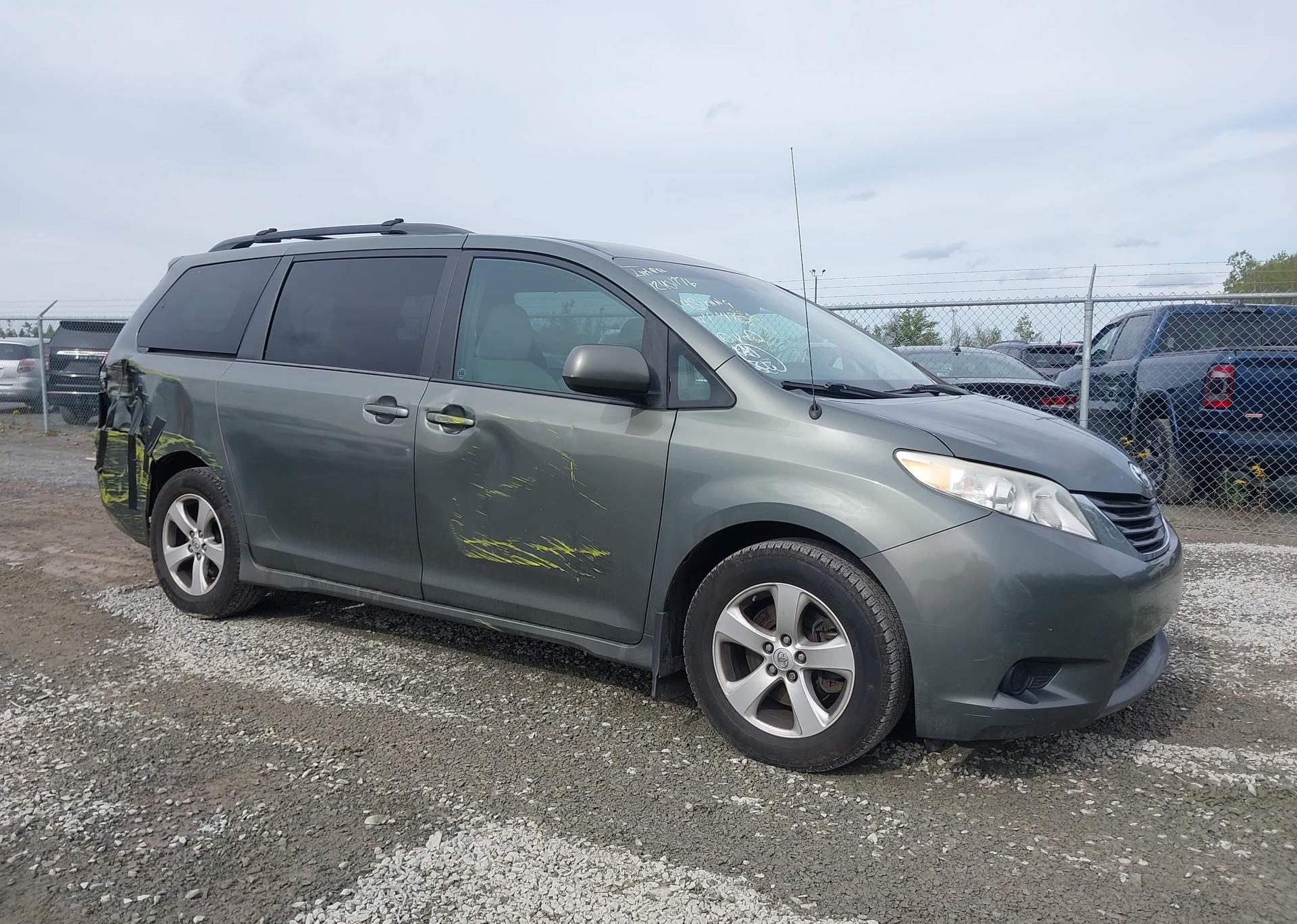 2014 TOYOTA SIENNA LE 8 PASSENGER