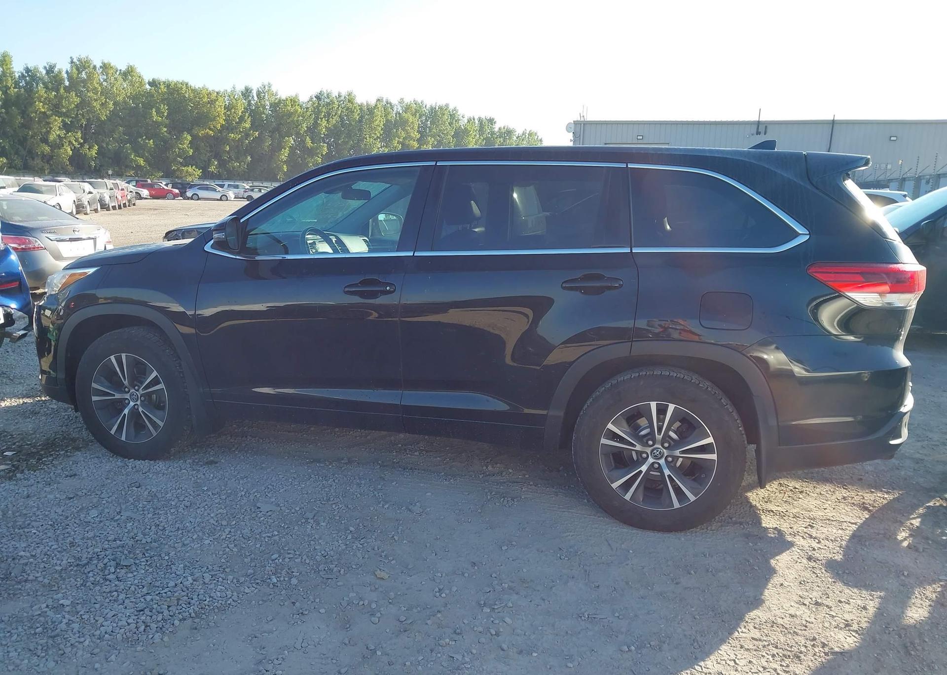 2018 TOYOTA HIGHLANDER LE