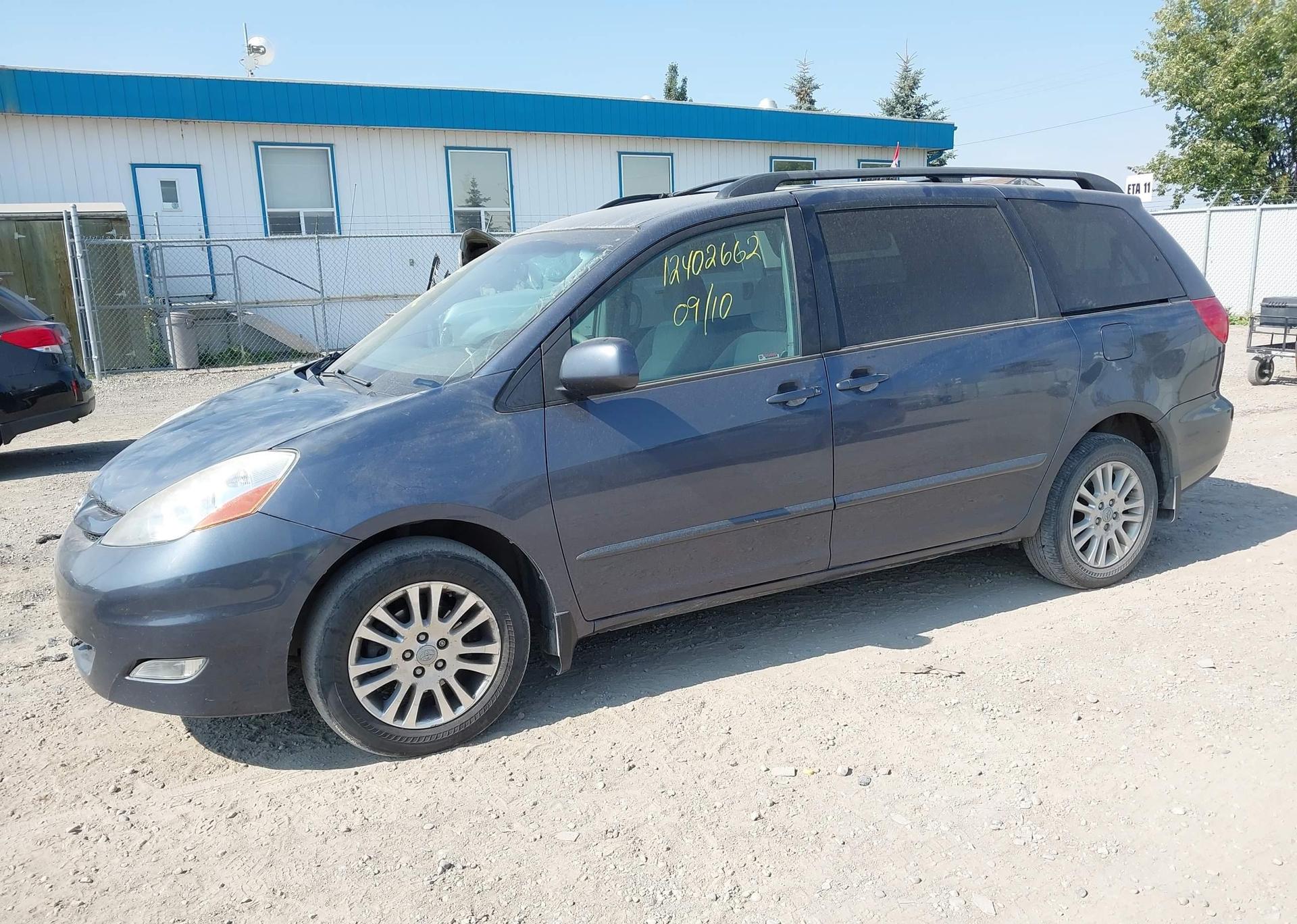 2009 TOYOTA SIENNA LE