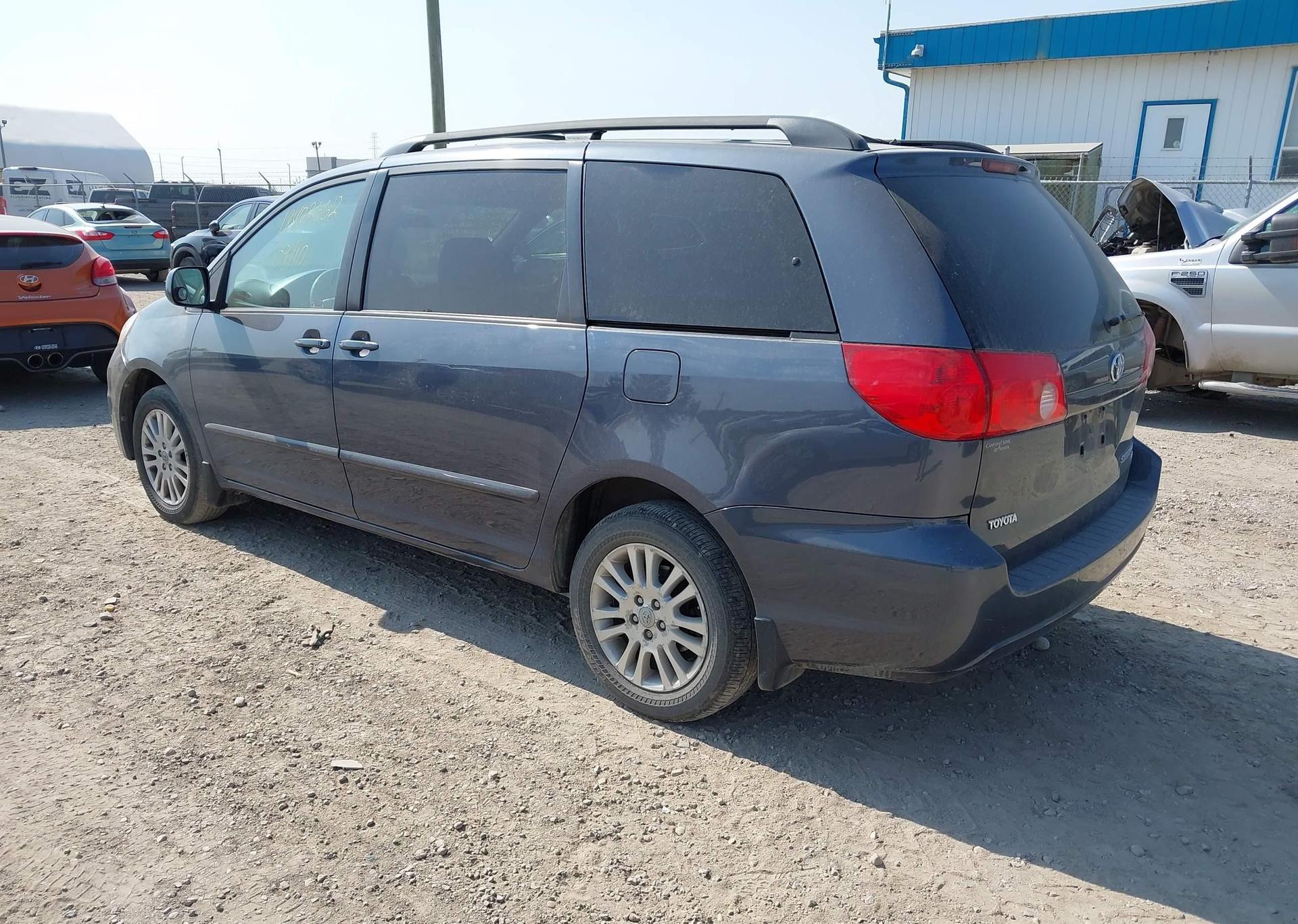 2009 TOYOTA SIENNA LE