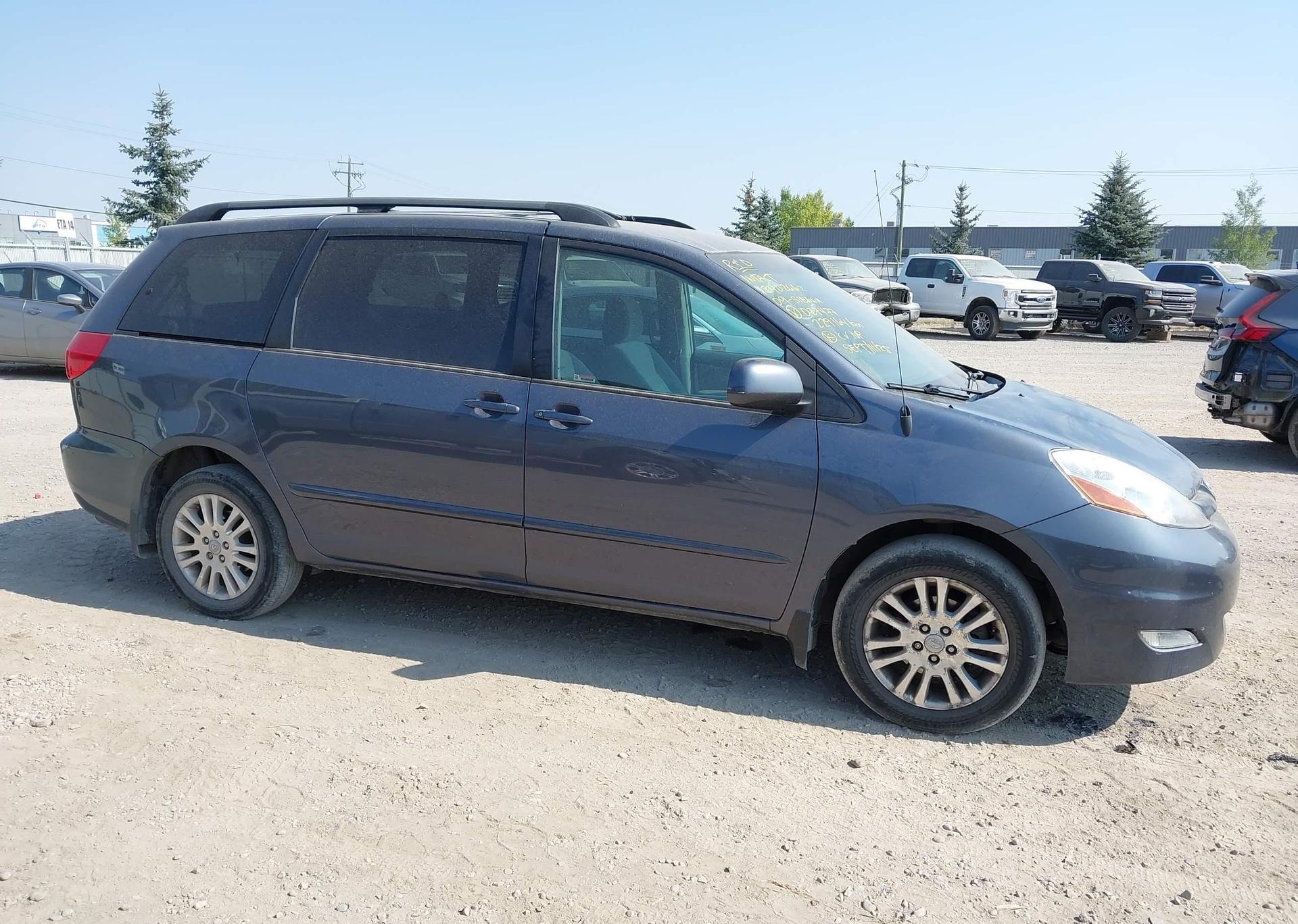 2009 TOYOTA SIENNA LE