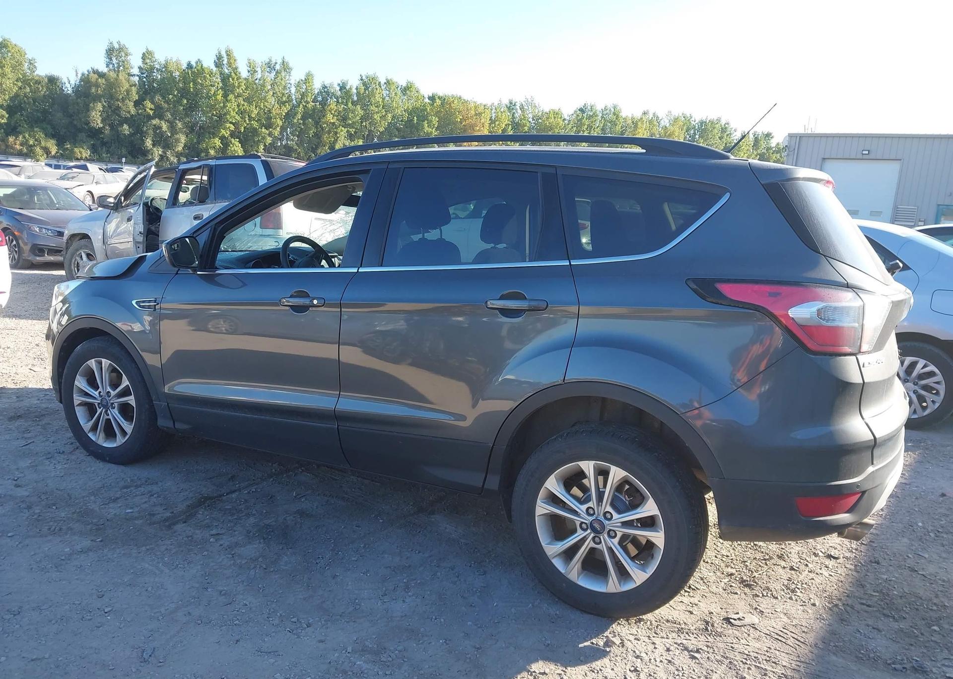 2017 FORD ESCAPE SE