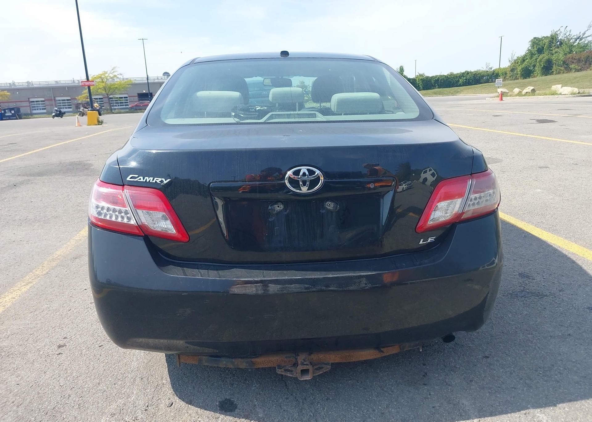 2011 TOYOTA CAMRY SE