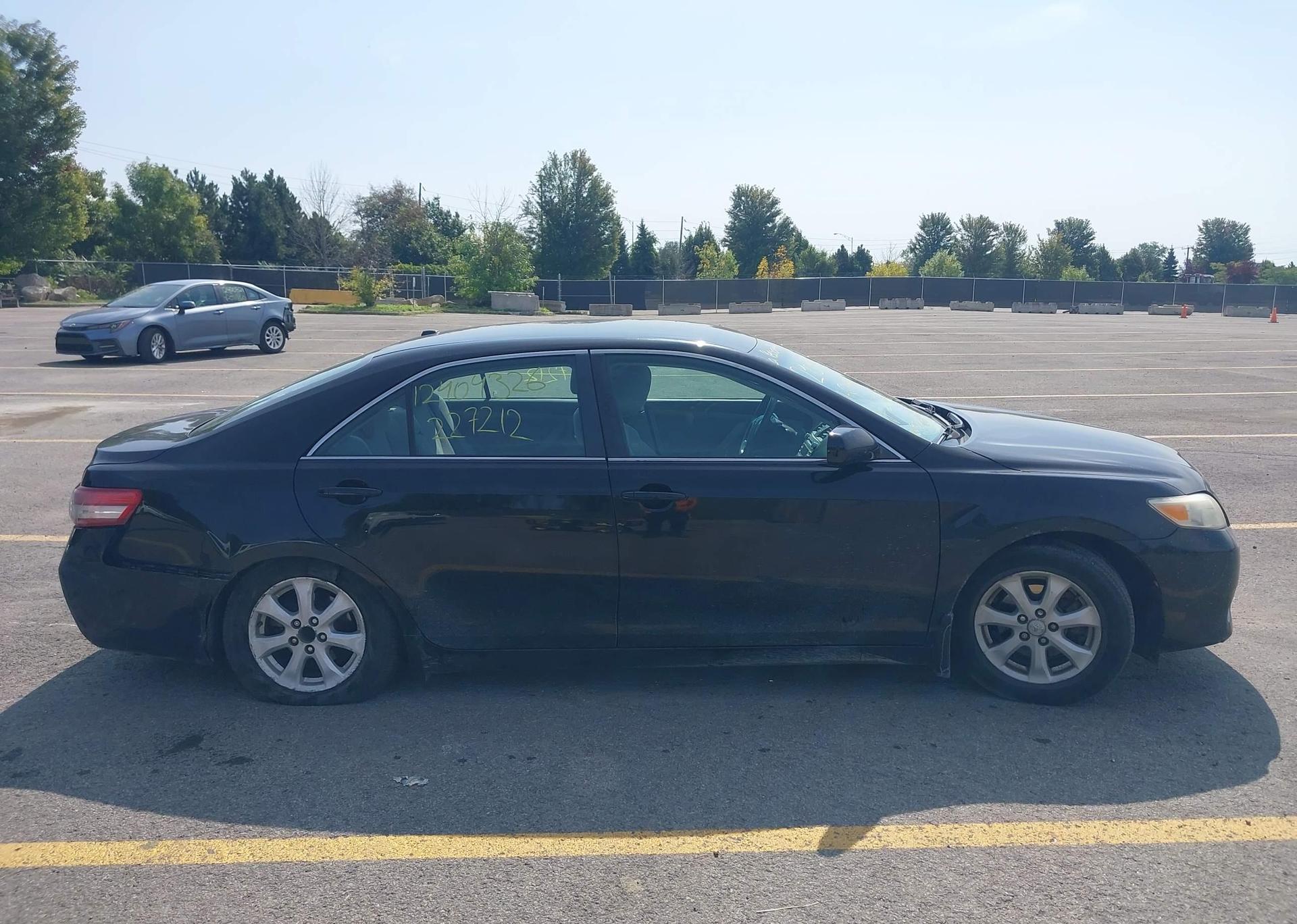 2011 TOYOTA CAMRY SE