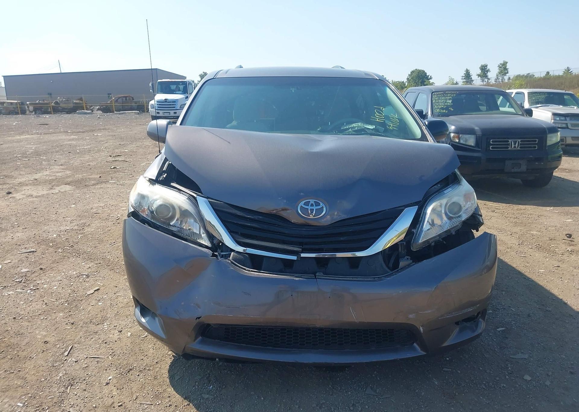 2011 TOYOTA SIENNA LE
