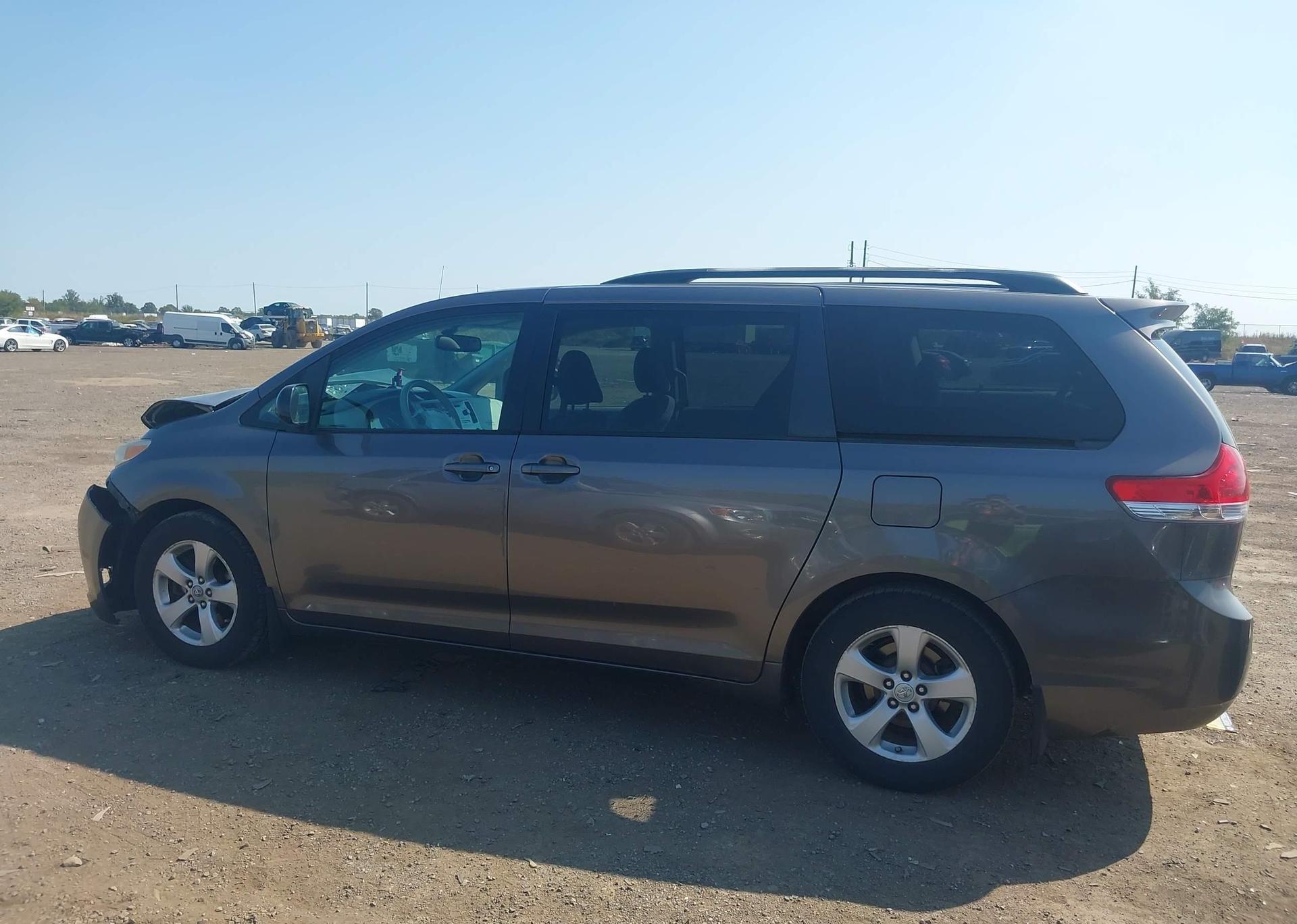 2011 TOYOTA SIENNA LE