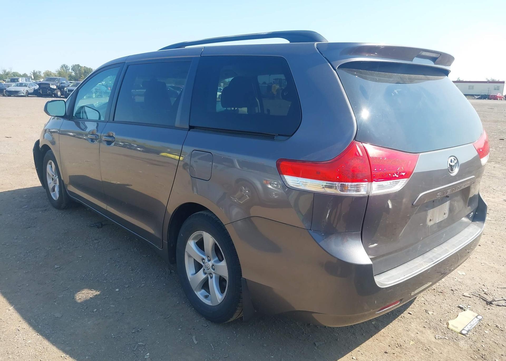 2011 TOYOTA SIENNA LE
