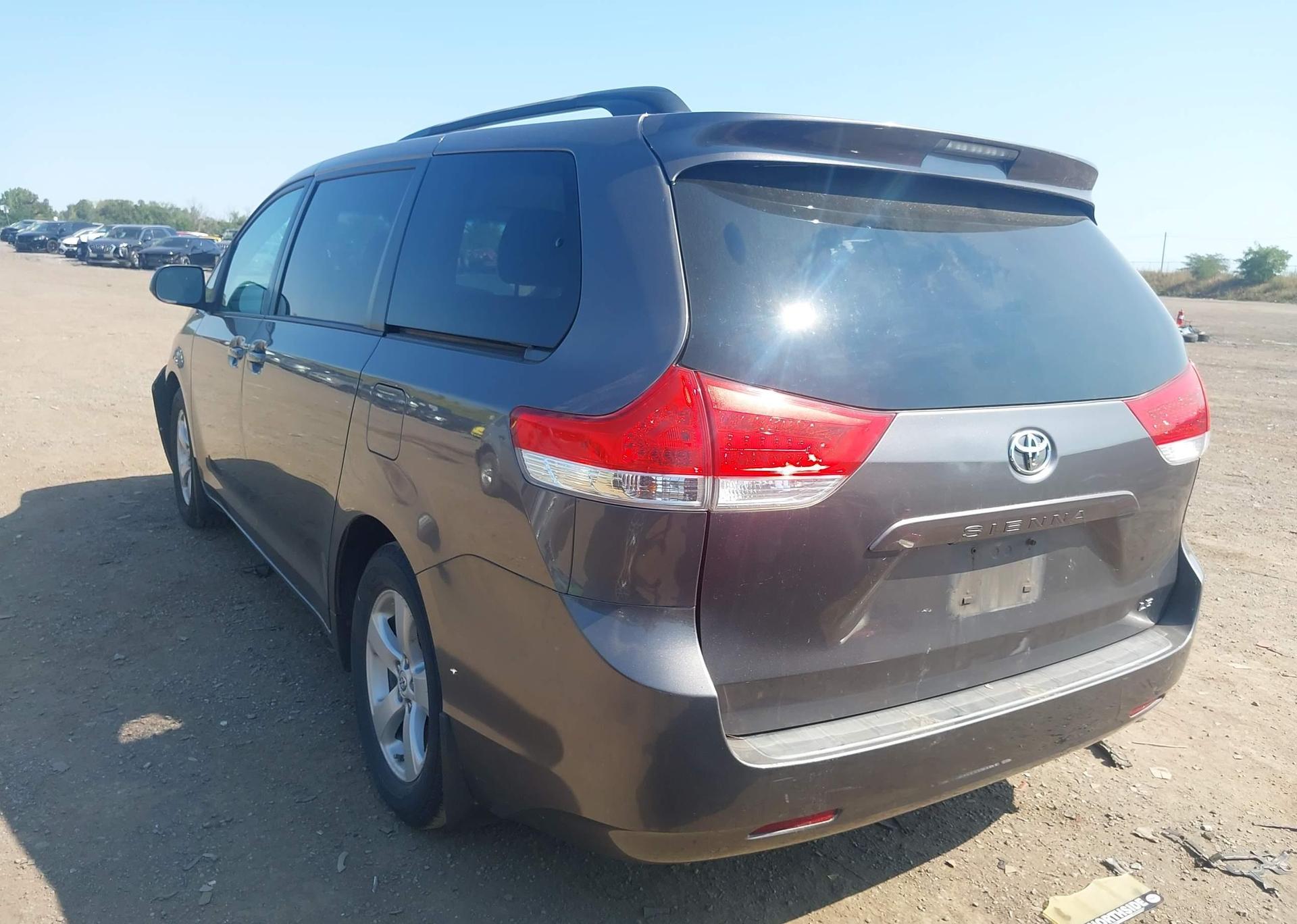 2011 TOYOTA SIENNA LE