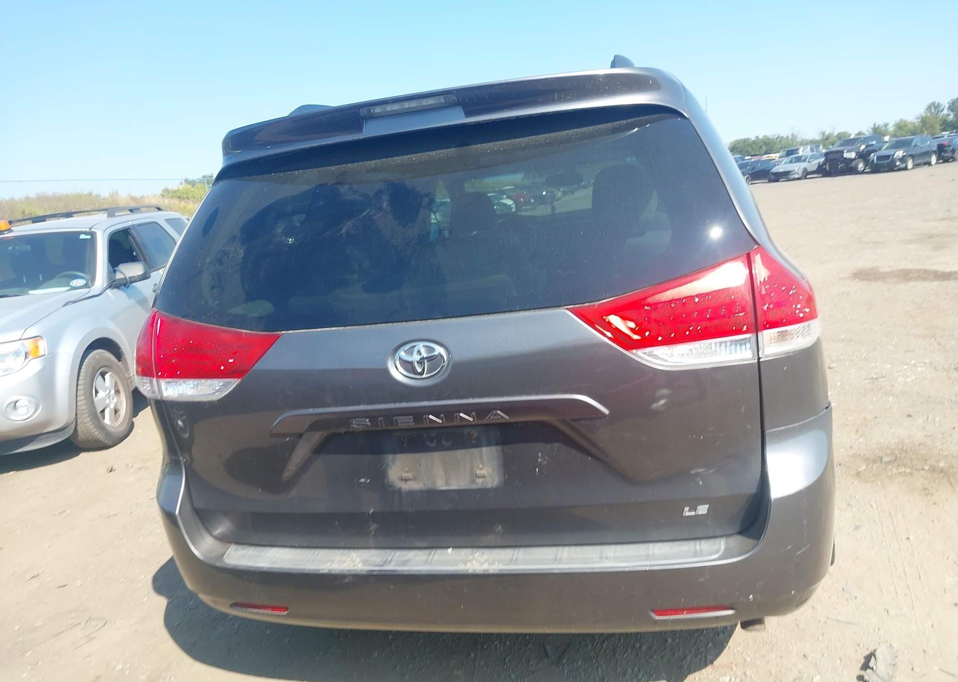 2011 TOYOTA SIENNA LE