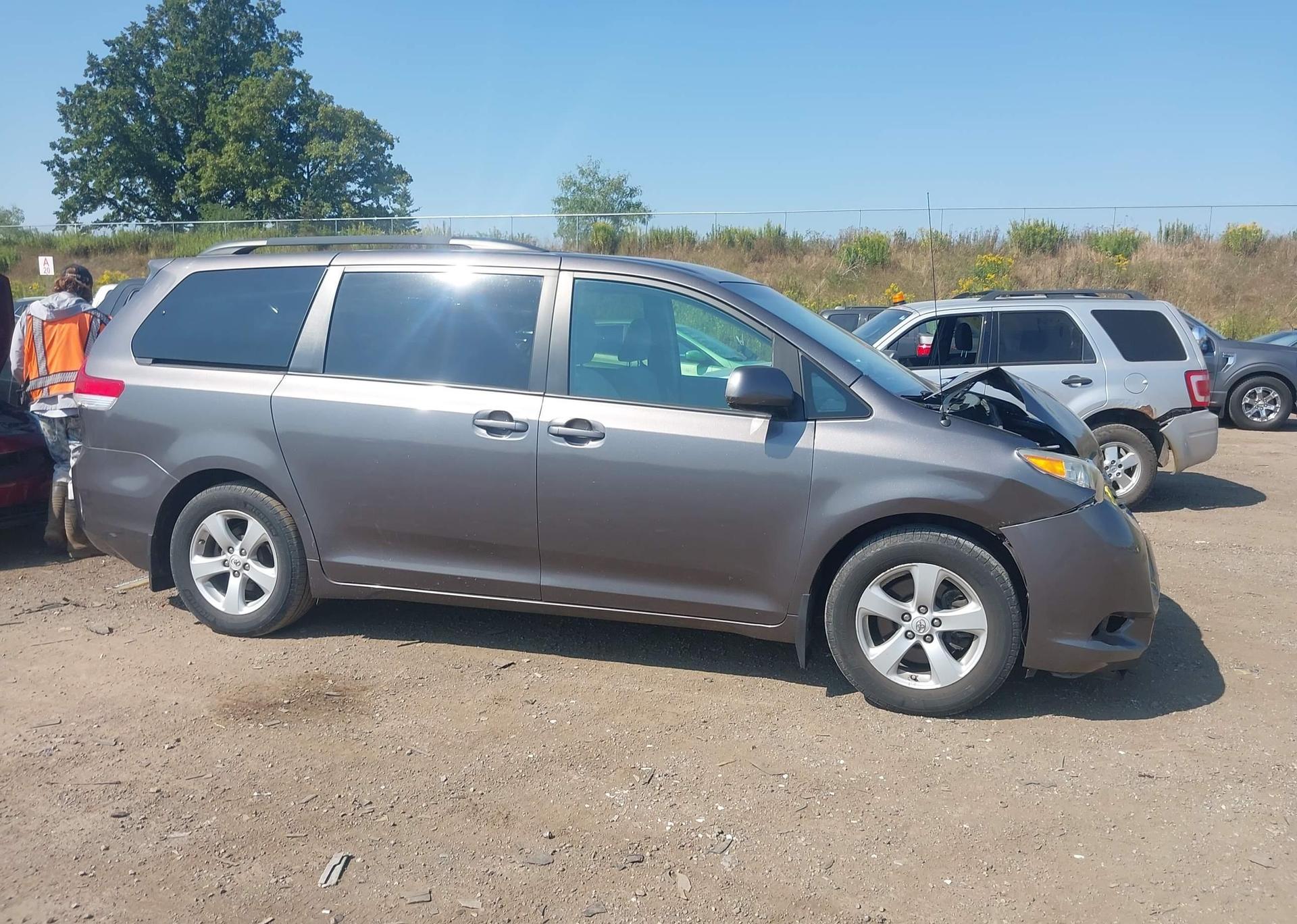 2011 TOYOTA SIENNA LE