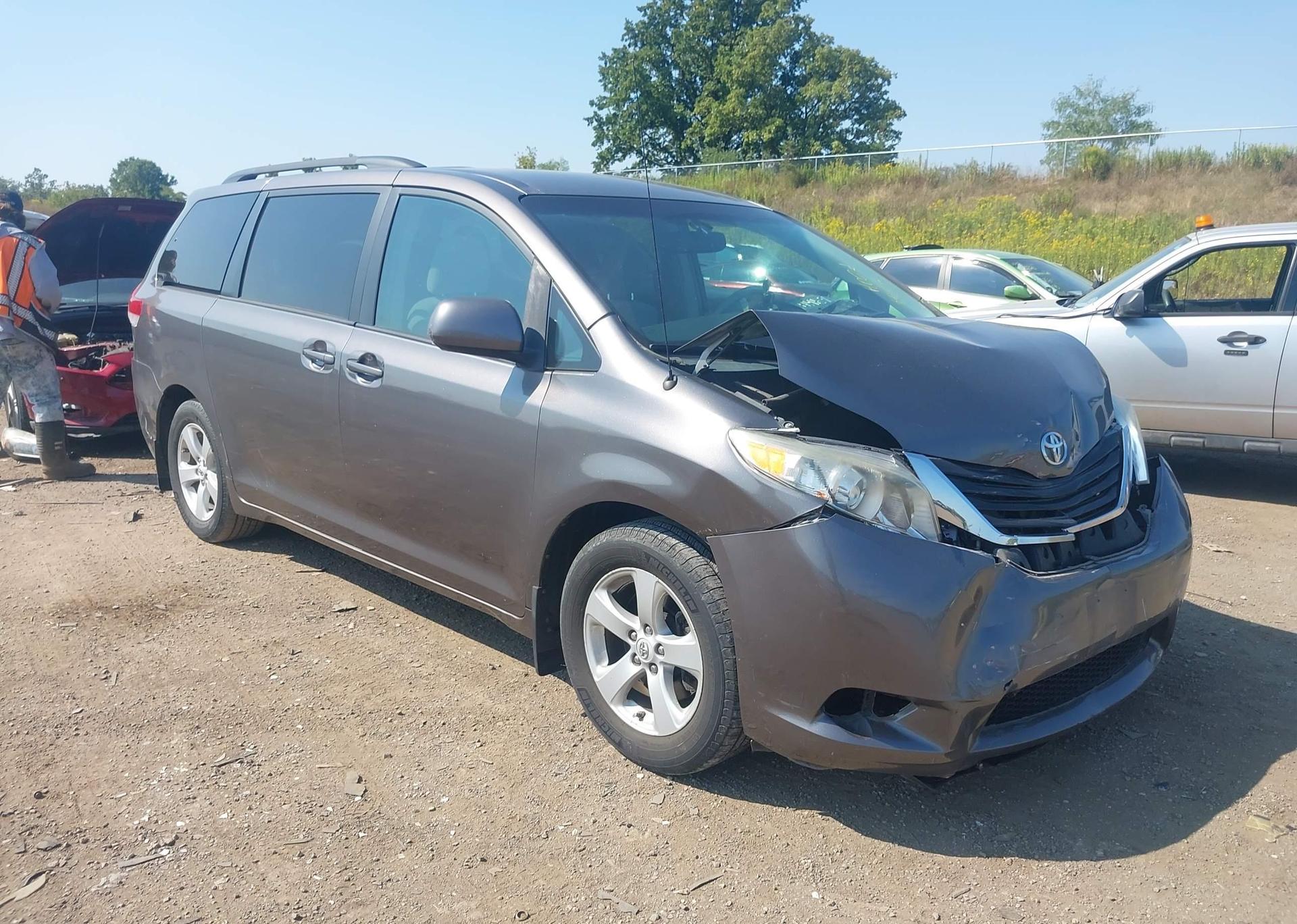 2011 TOYOTA SIENNA LE