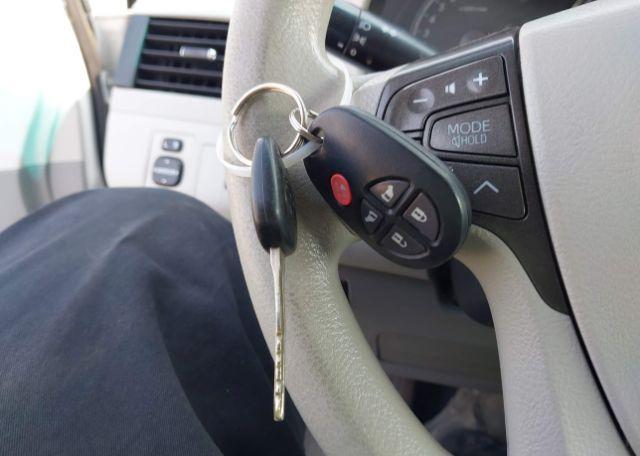 2013 TOYOTA SIENNA LE V6
