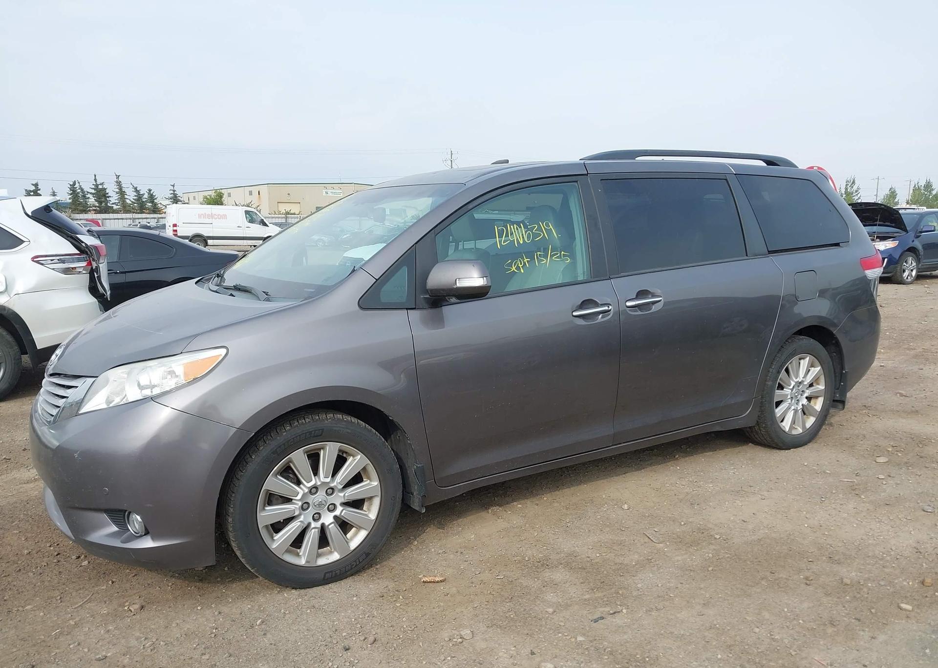 2014 TOYOTA SIENNA XLE