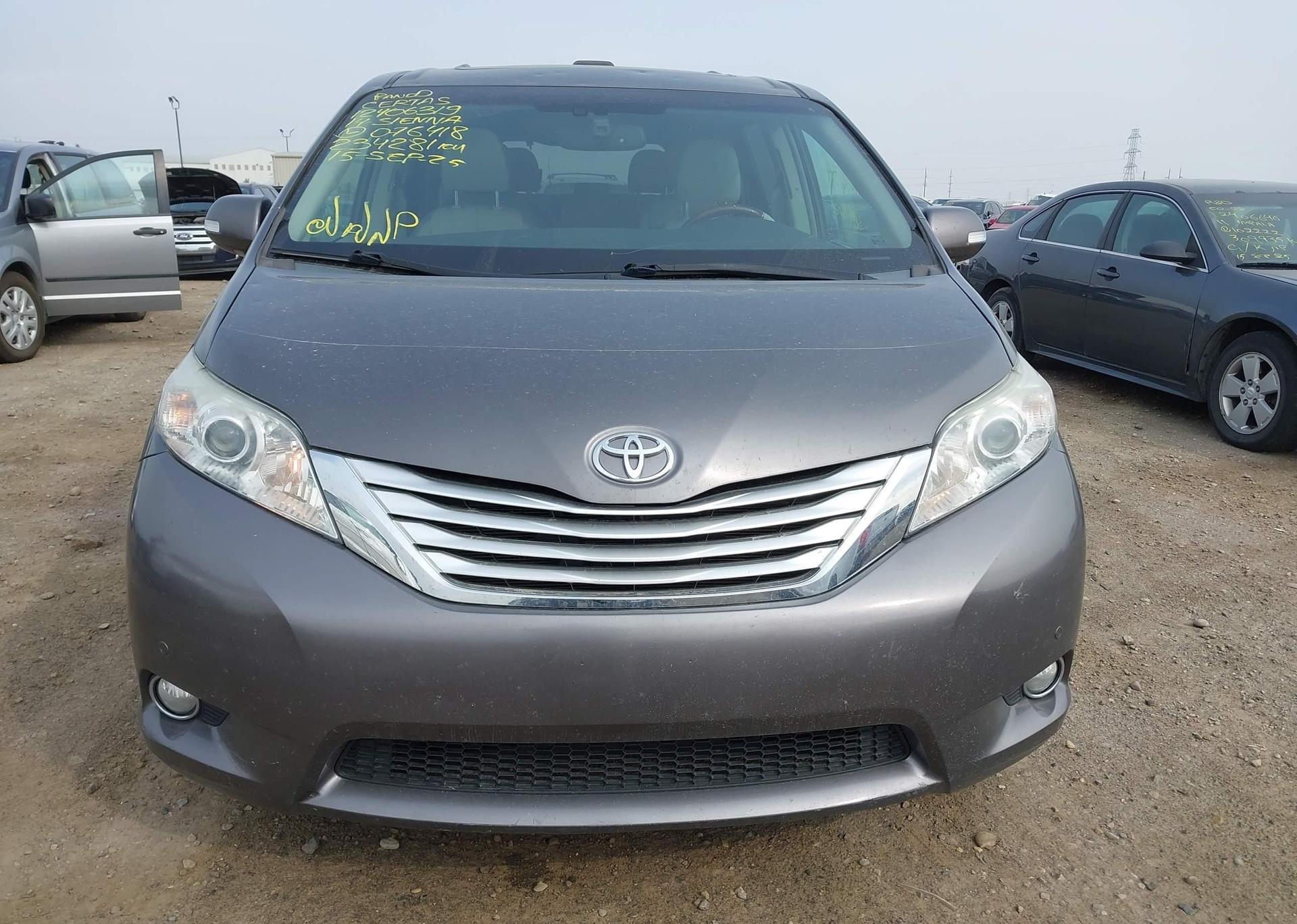 2014 TOYOTA SIENNA XLE