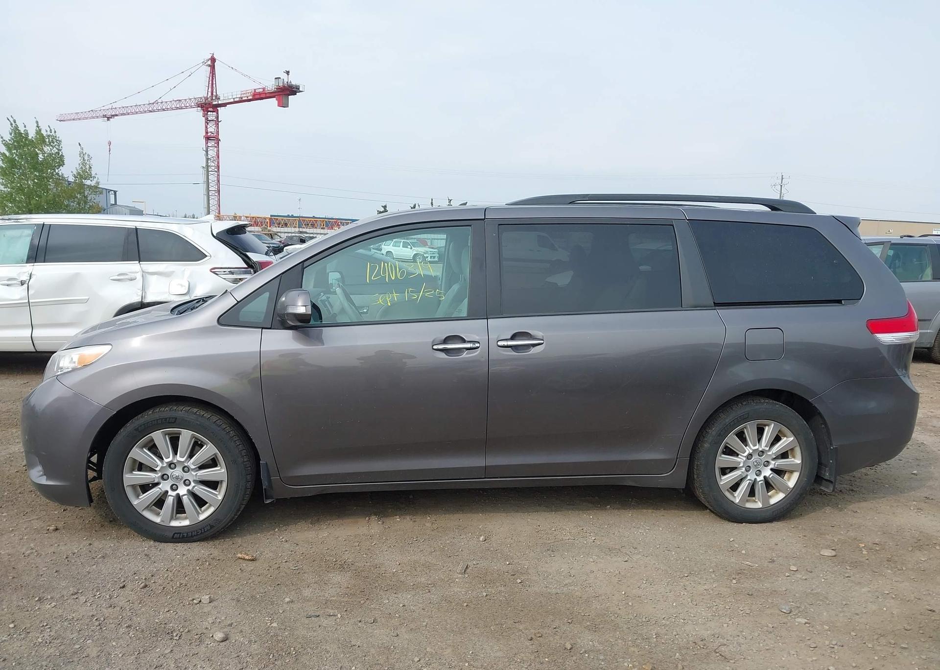 2014 TOYOTA SIENNA XLE