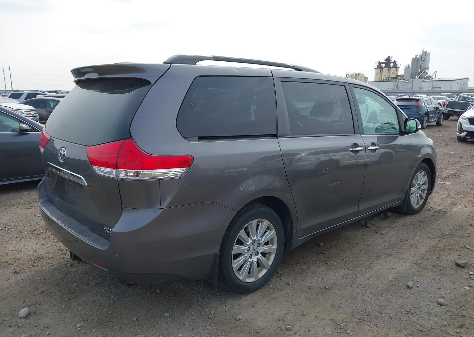2014 TOYOTA SIENNA XLE