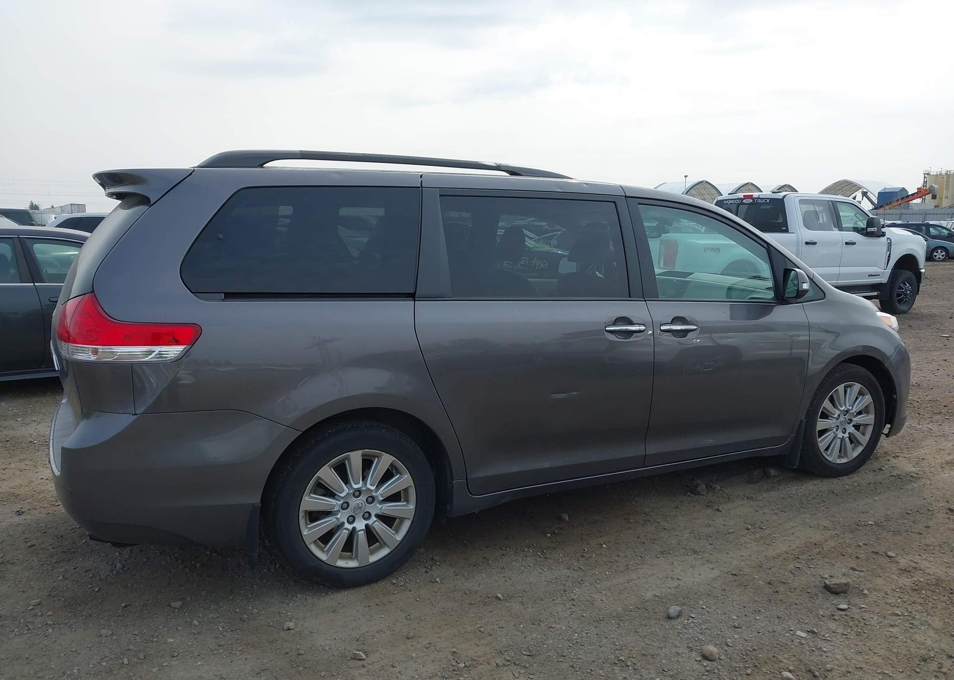 2014 TOYOTA SIENNA XLE