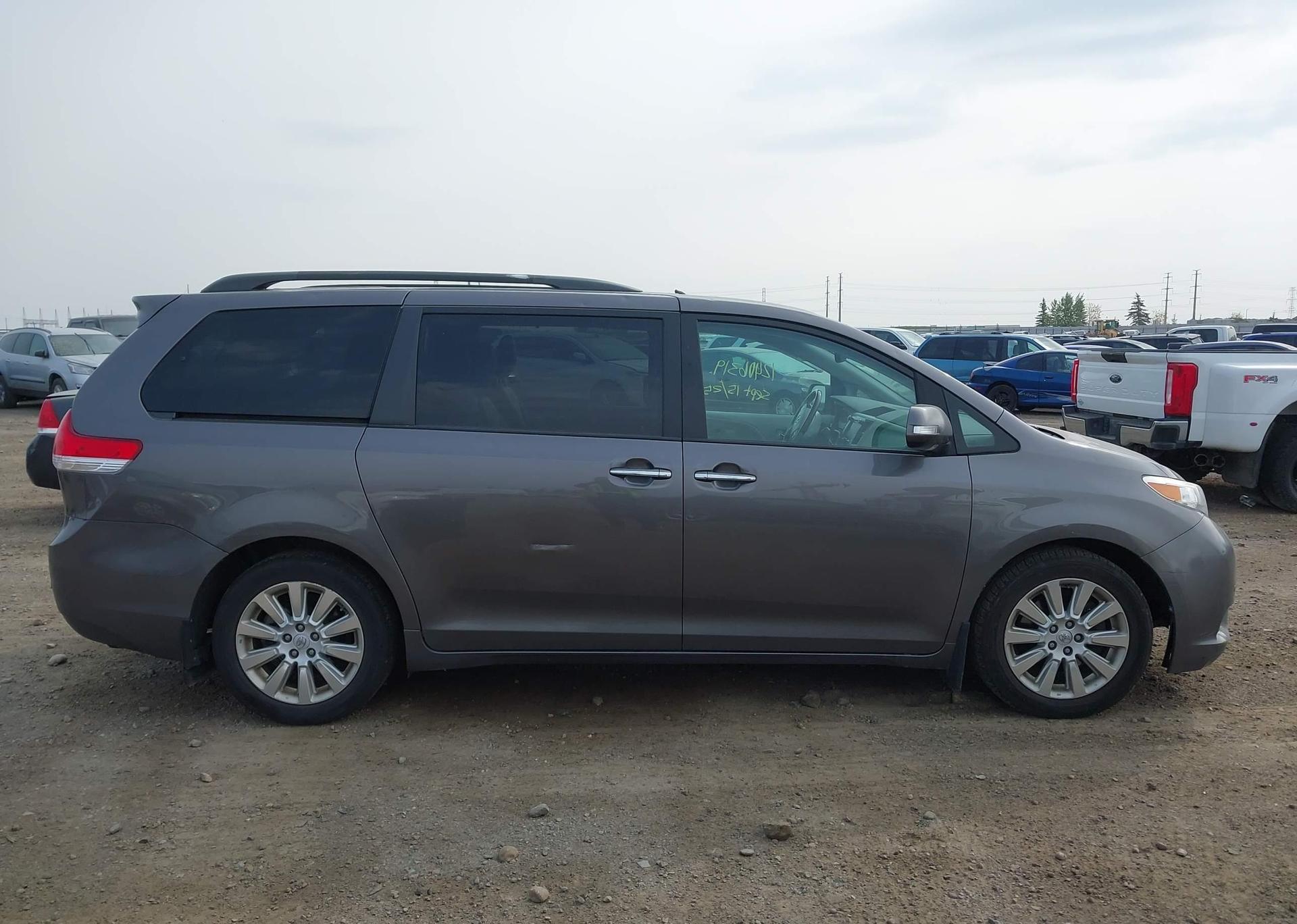 2014 TOYOTA SIENNA XLE