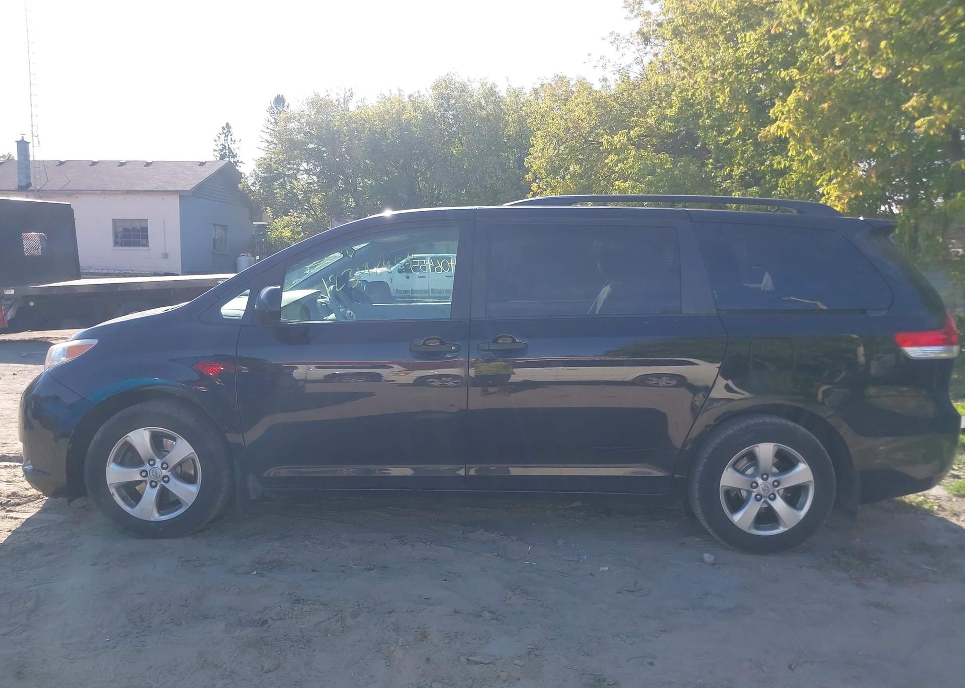 2014 TOYOTA SIENNA 7 PASSENGER
