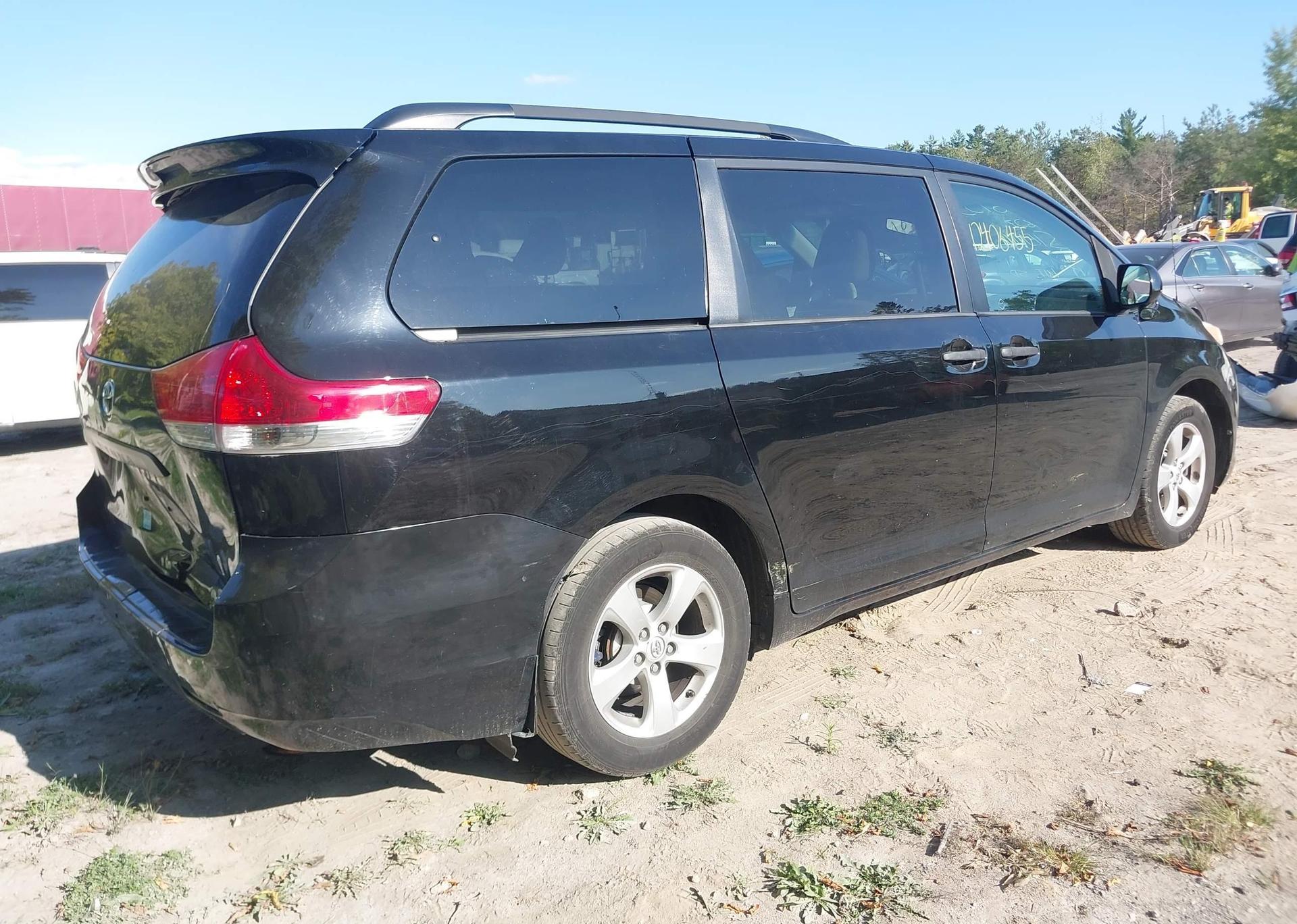 2014 TOYOTA SIENNA 7 PASSENGER
