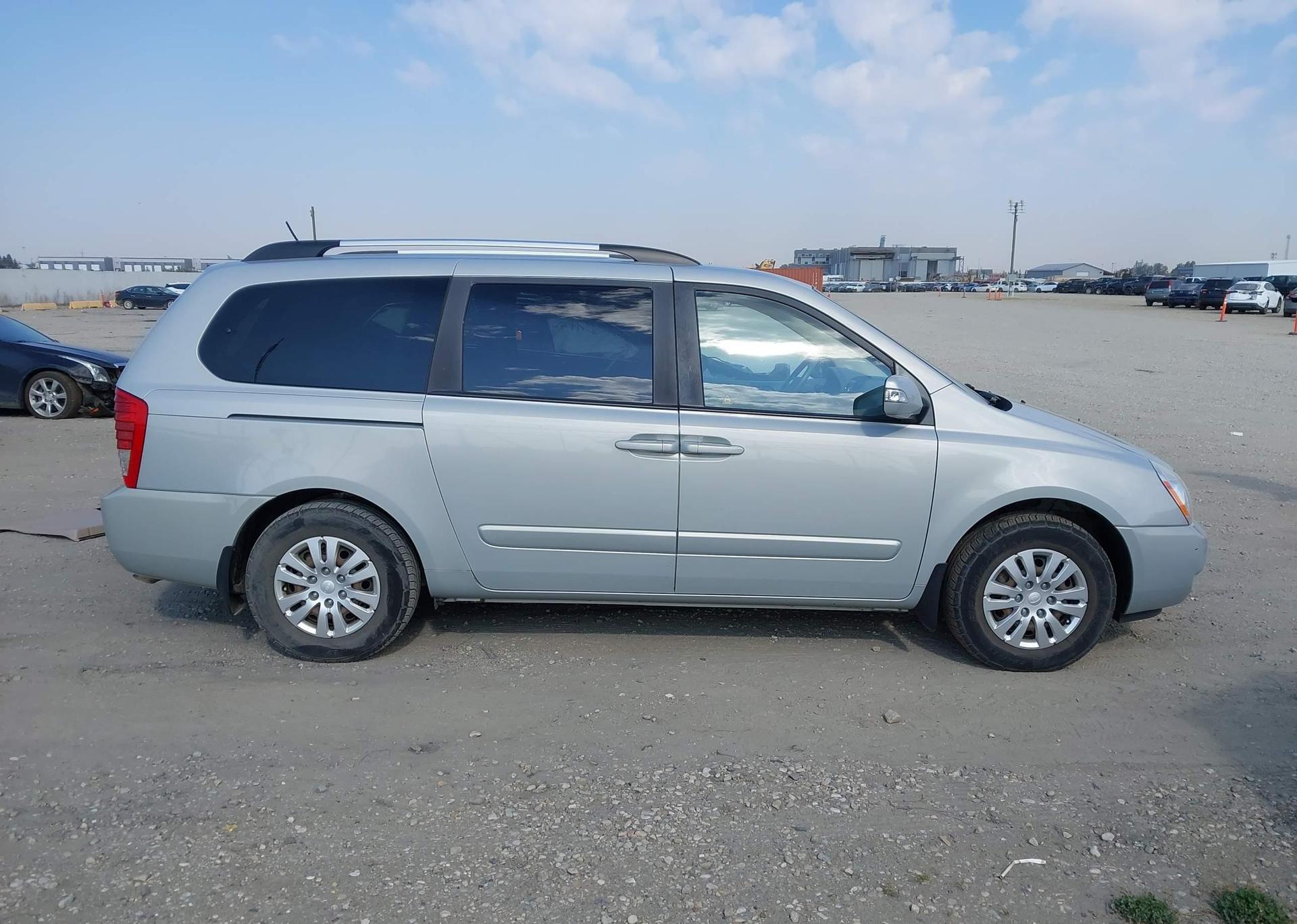 2012 KIA SEDONA LX