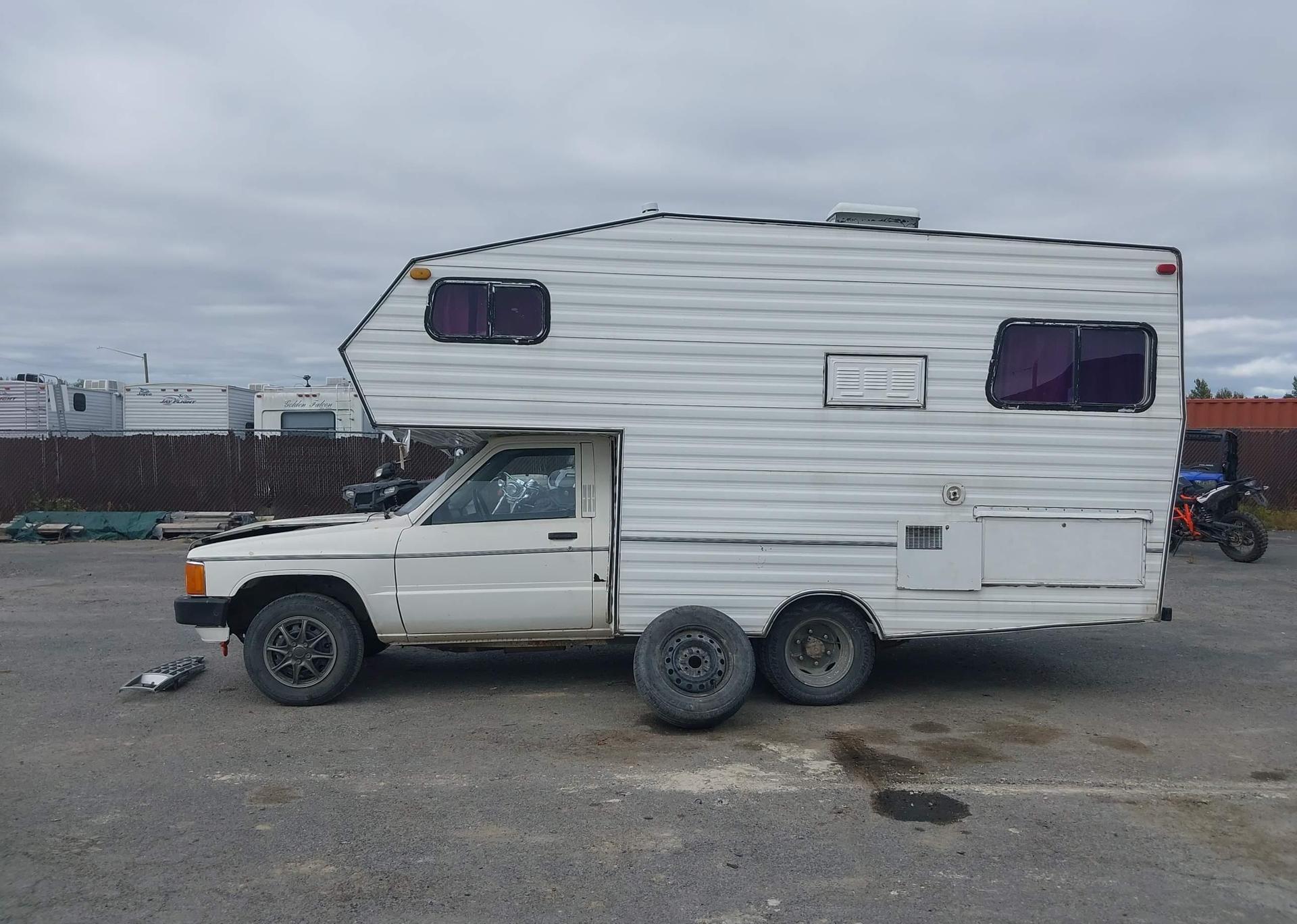 1984 TOYOTA PICKUP 1