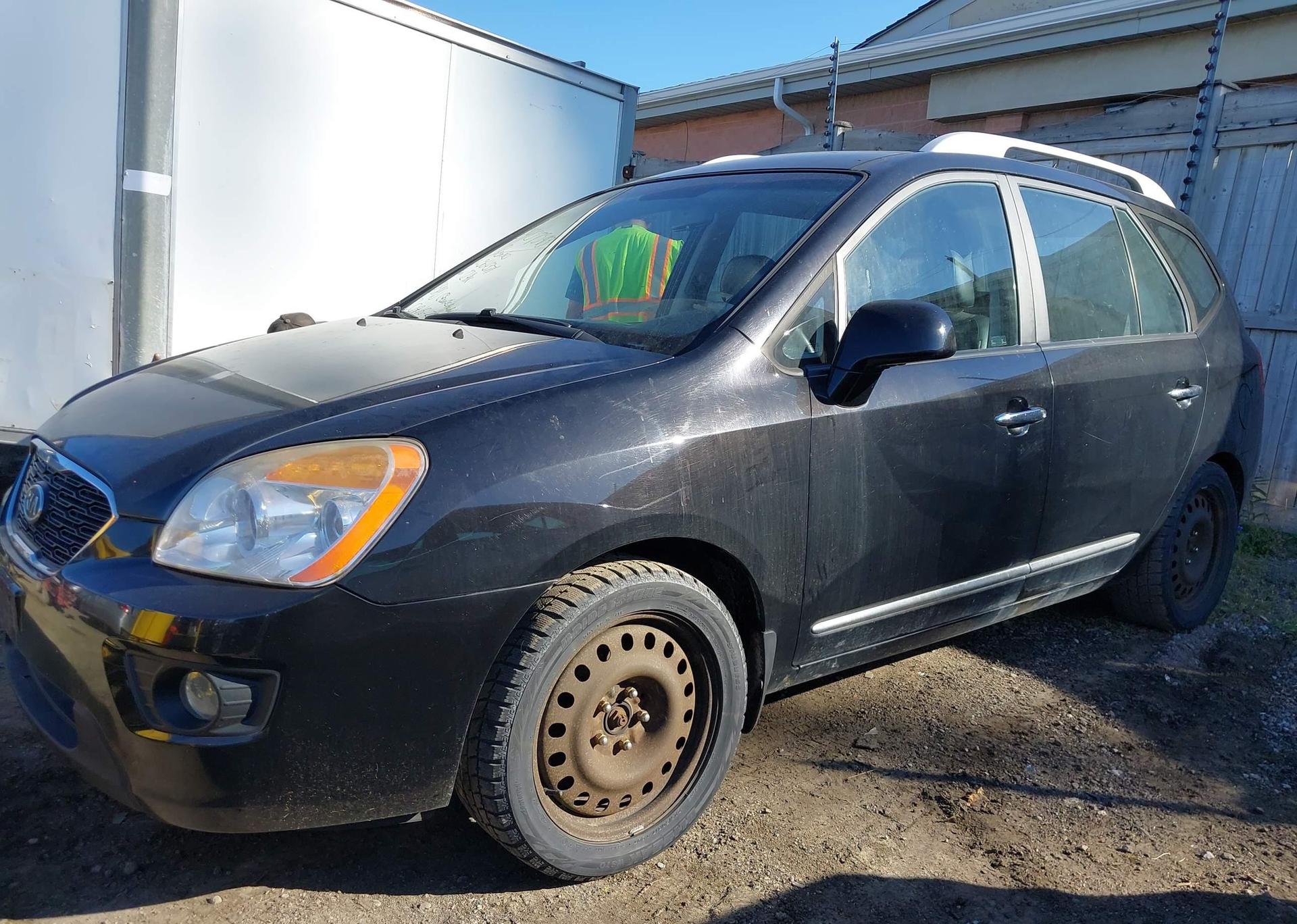 2011 KIA RONDO
