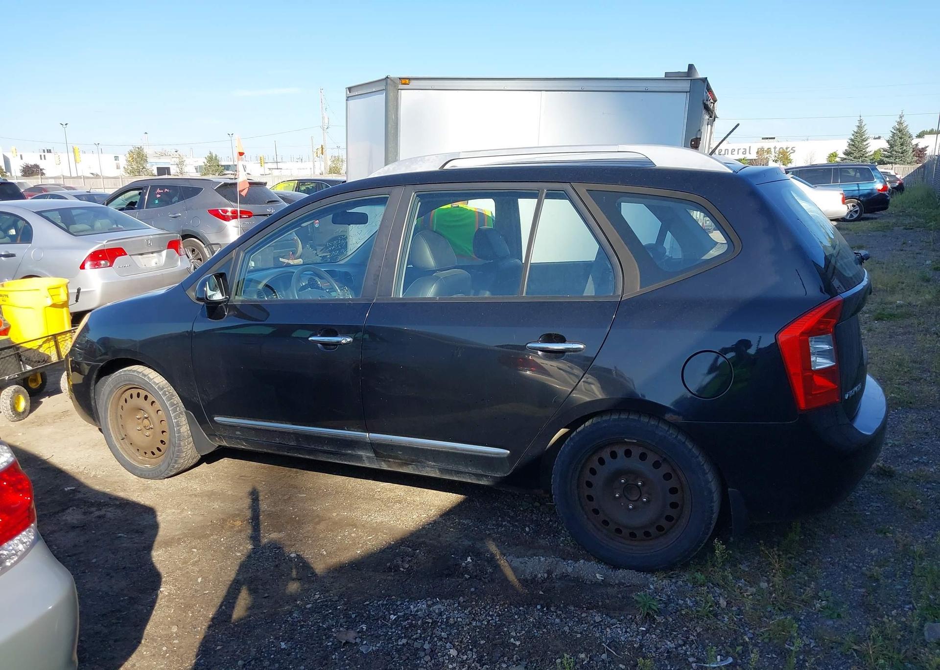 2011 KIA RONDO