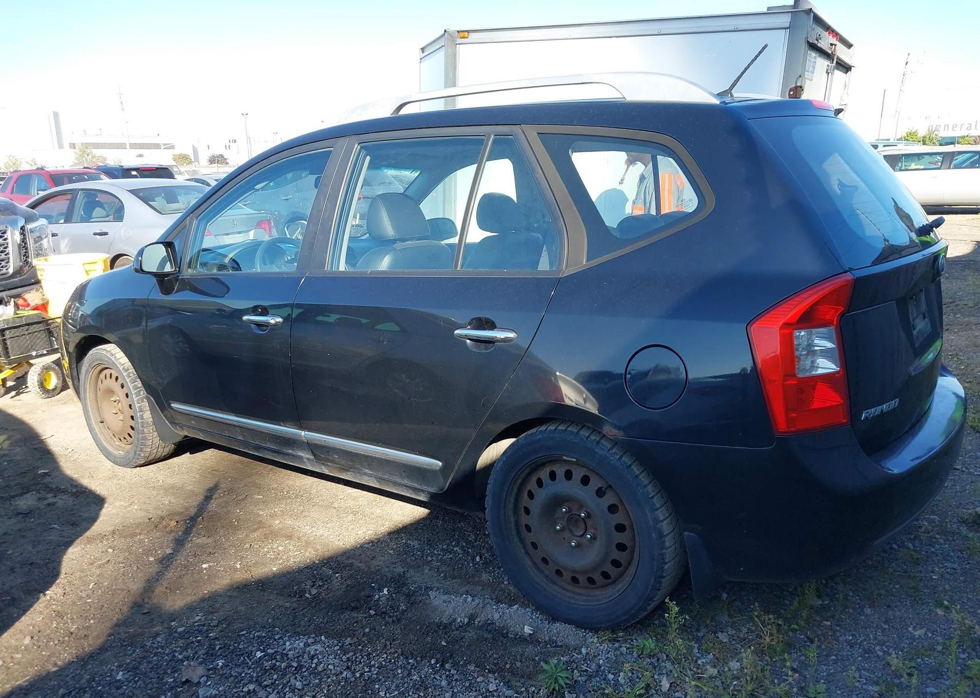 2011 KIA RONDO