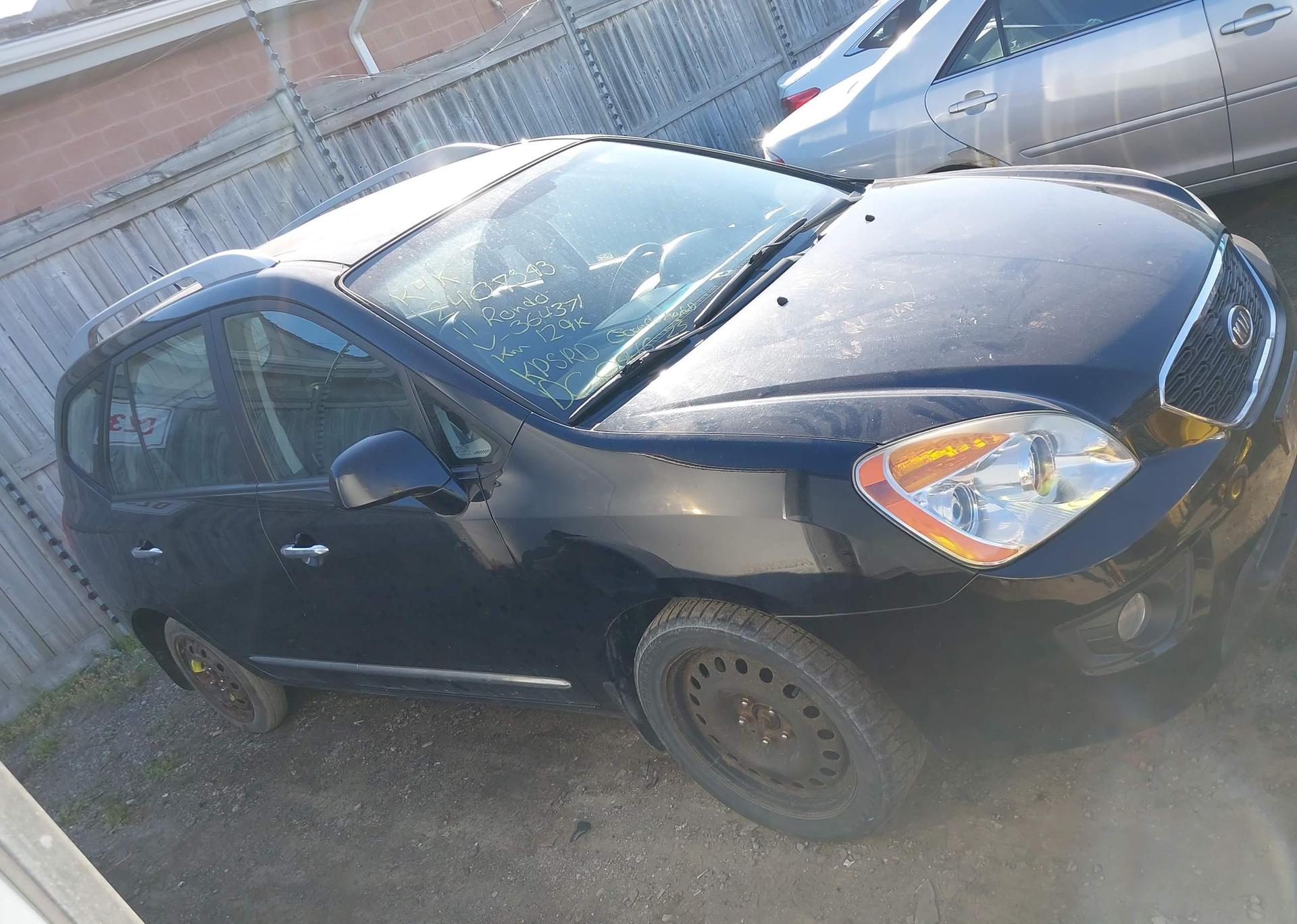 2011 KIA RONDO
