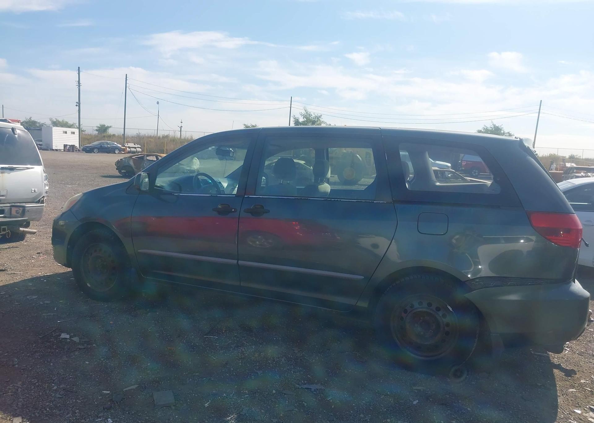2004 TOYOTA SIENNA CE