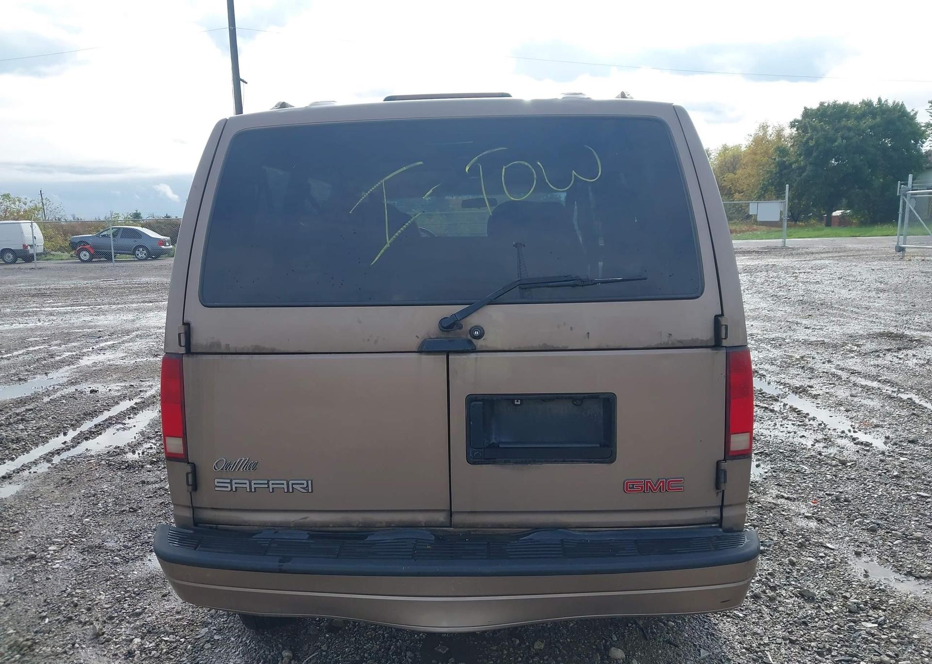 2002 GMC SAFARI SL