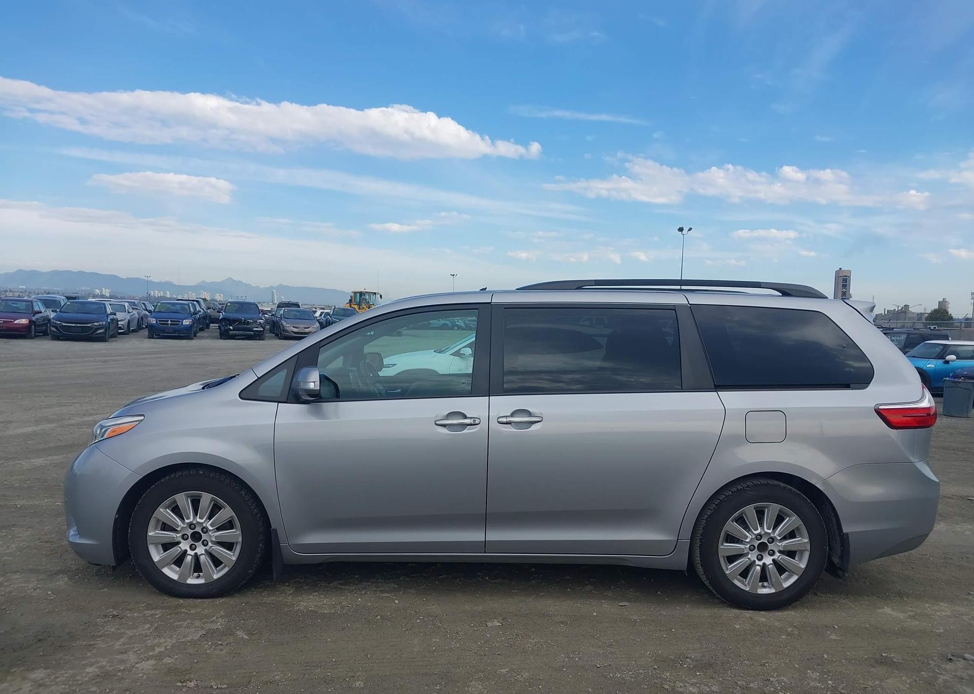 2015 TOYOTA SIENNA XLE