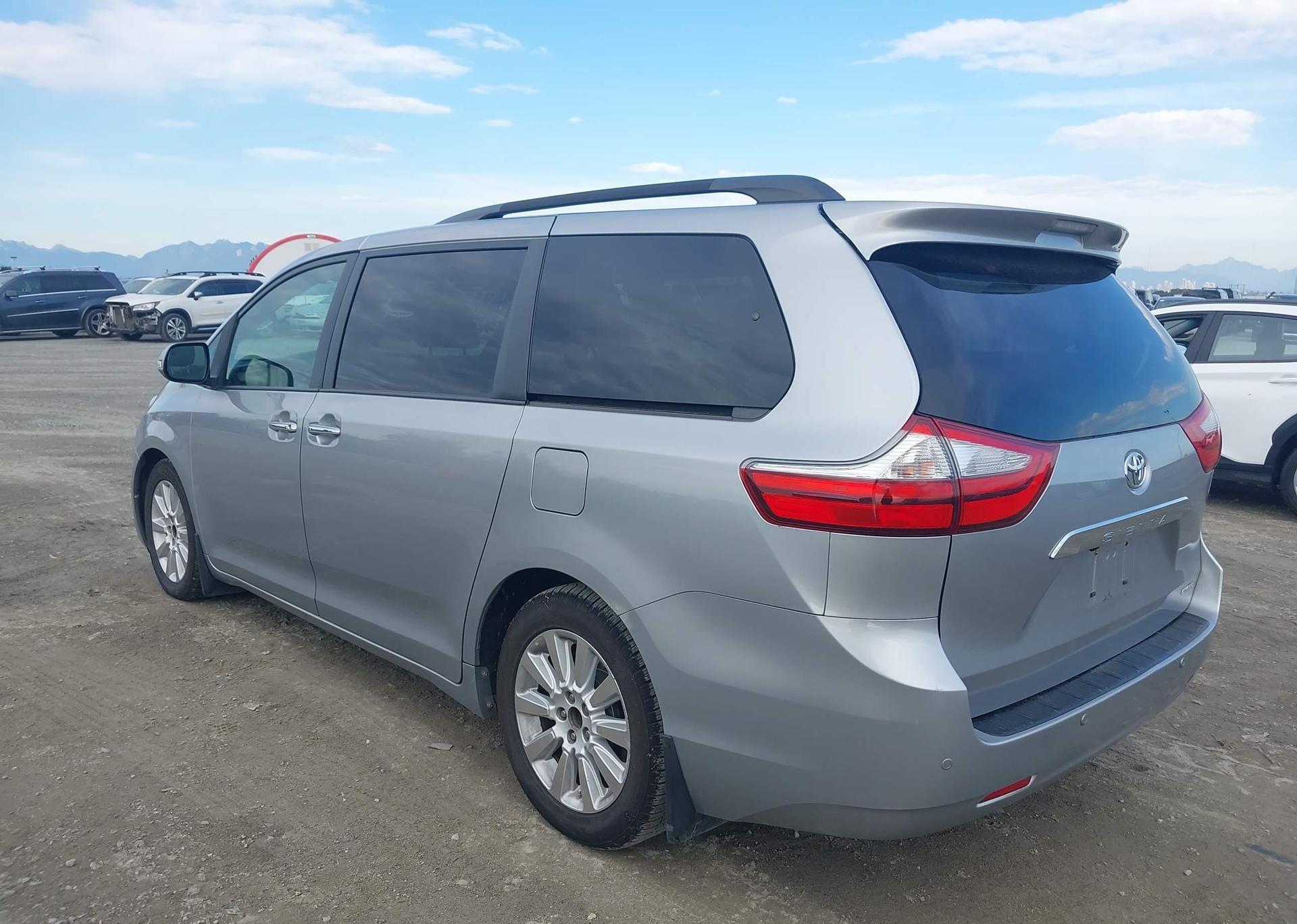 2015 TOYOTA SIENNA XLE