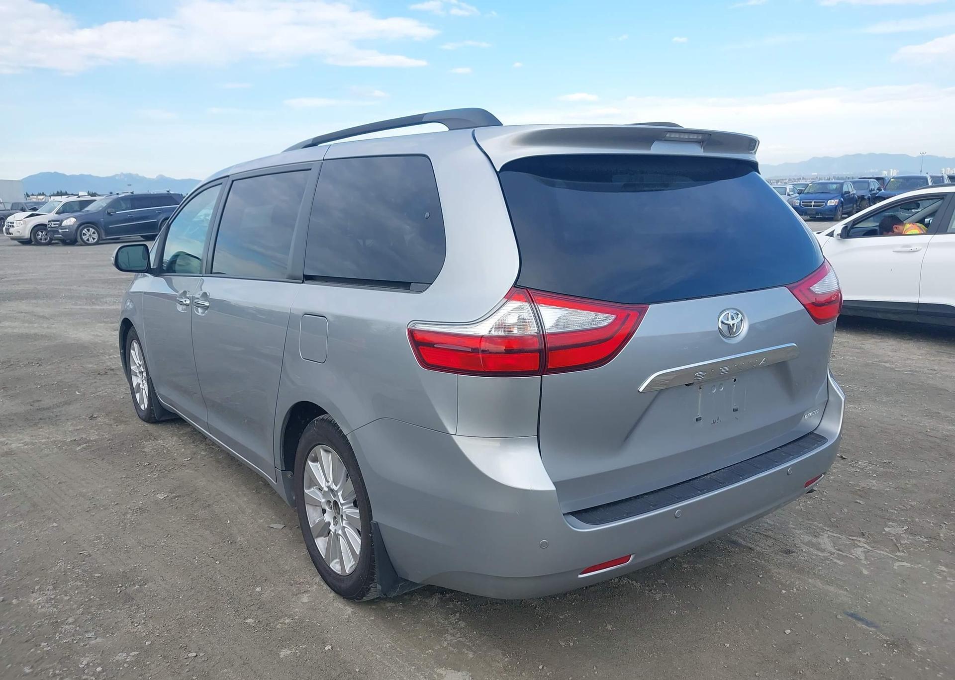 2015 TOYOTA SIENNA XLE