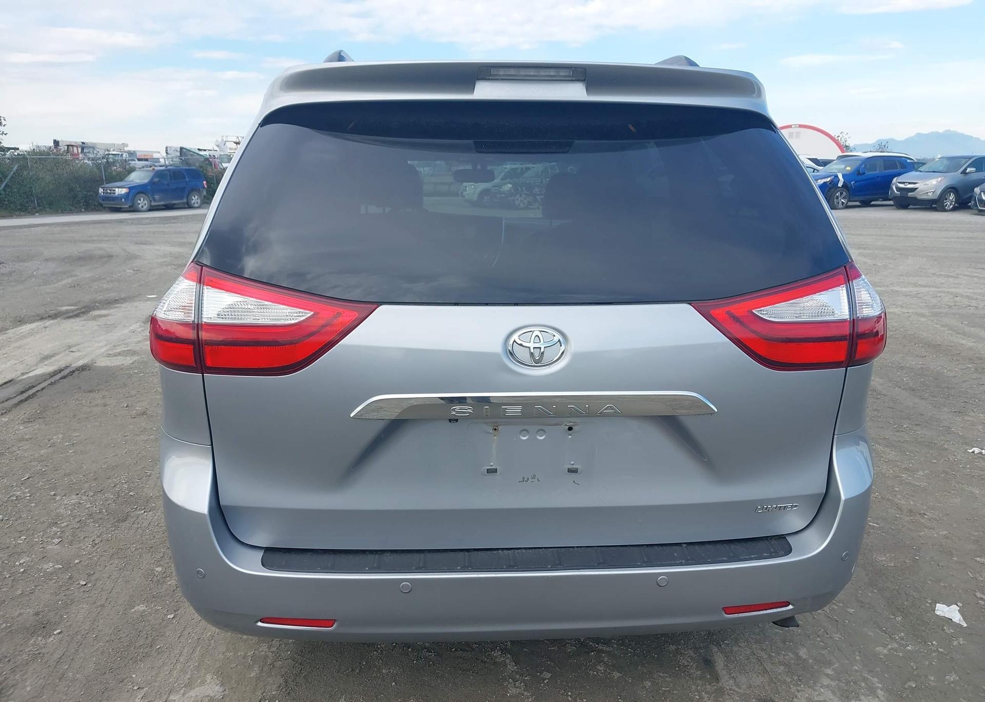 2015 TOYOTA SIENNA XLE