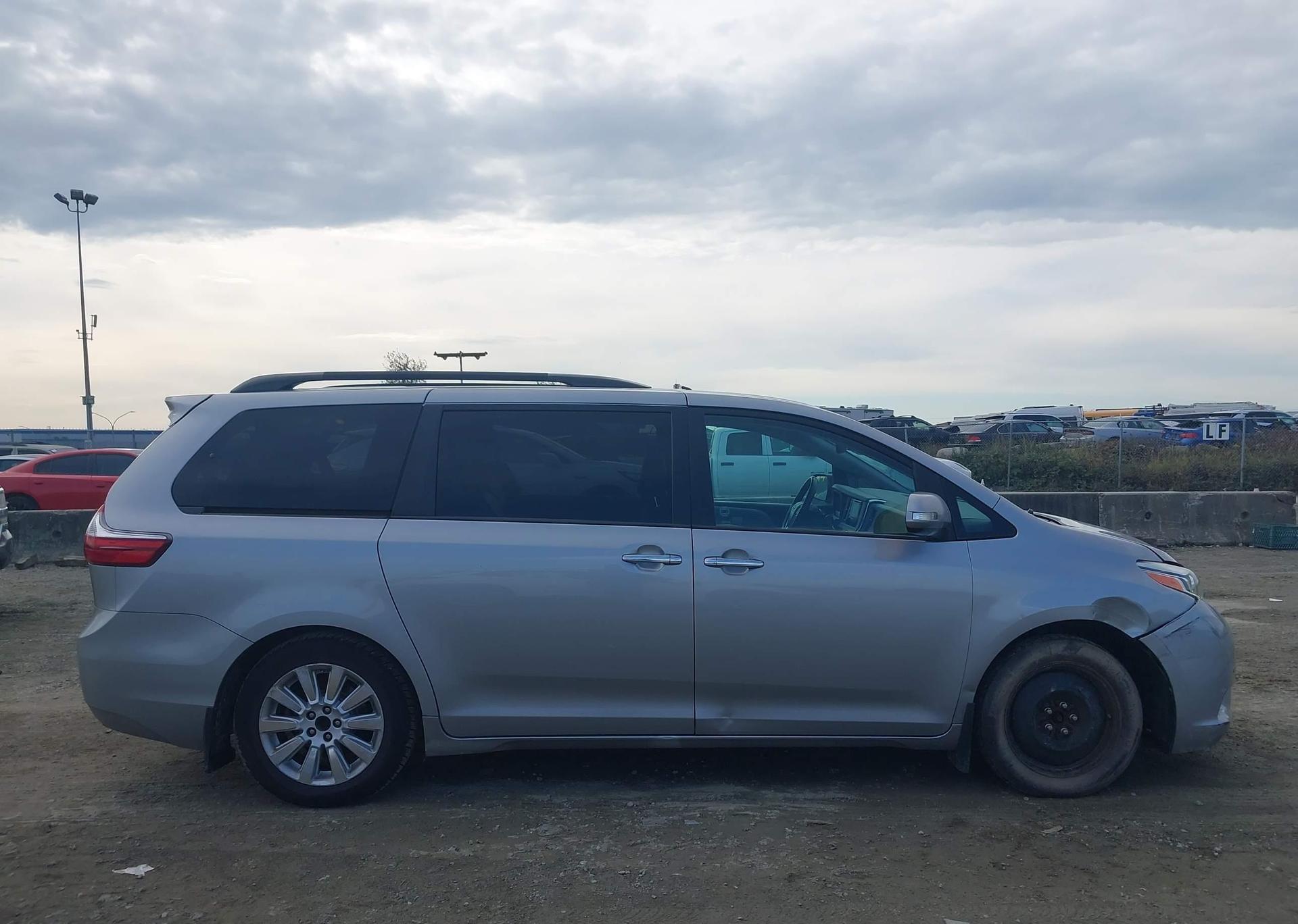 2015 TOYOTA SIENNA XLE
