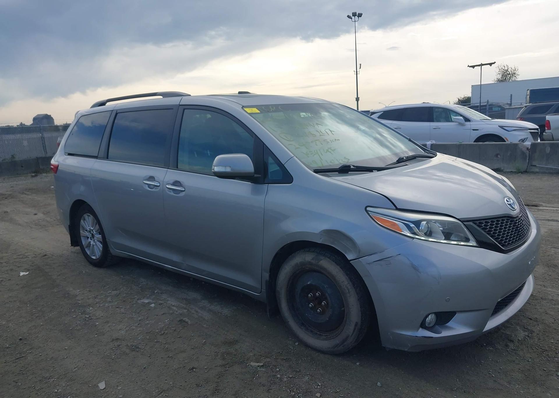 2015 TOYOTA SIENNA XLE