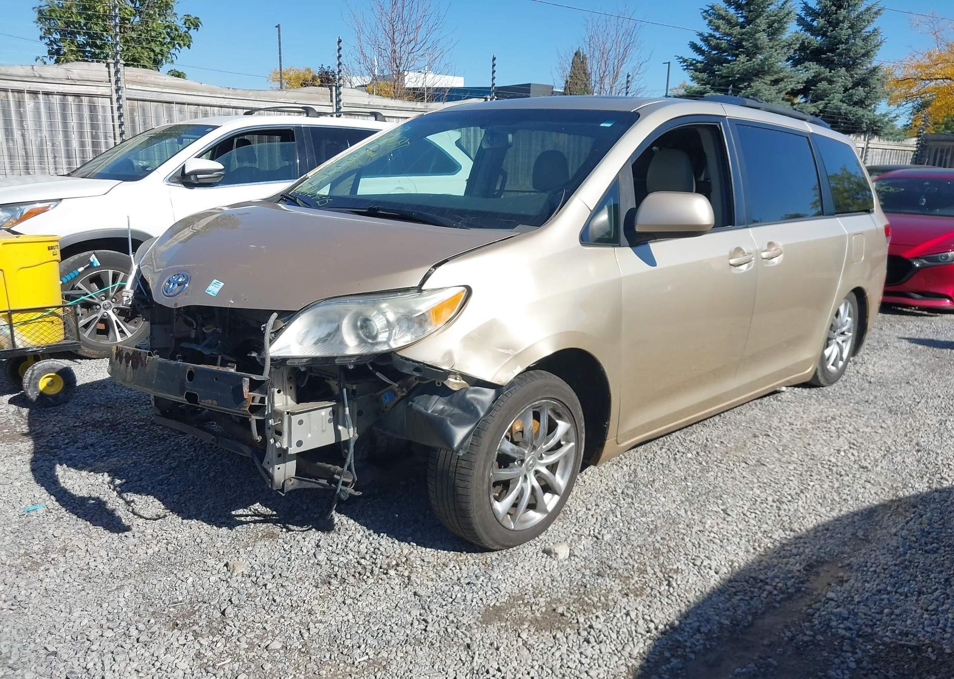 2013 TOYOTA SIENNA XLE