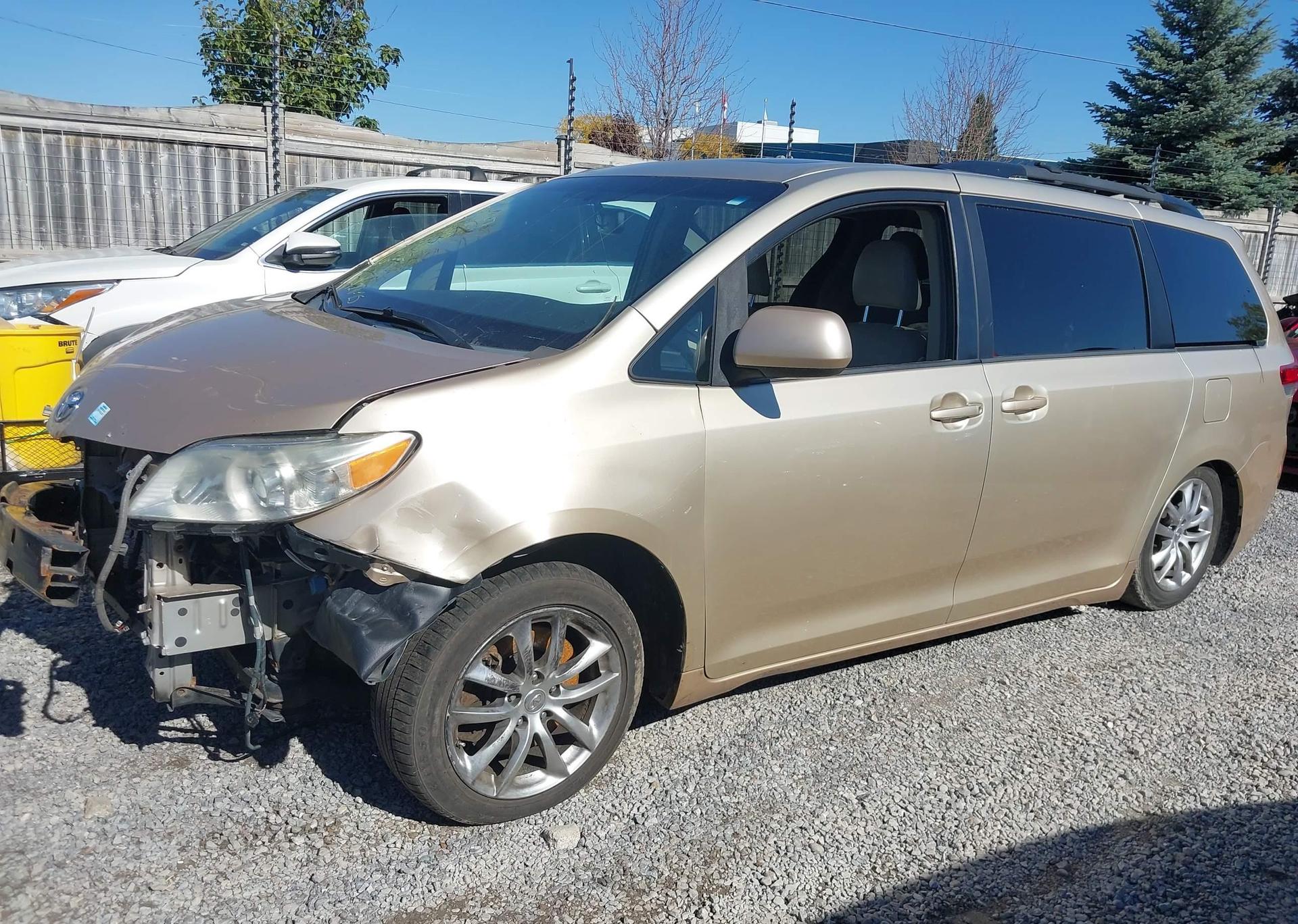 2013 TOYOTA SIENNA XLE