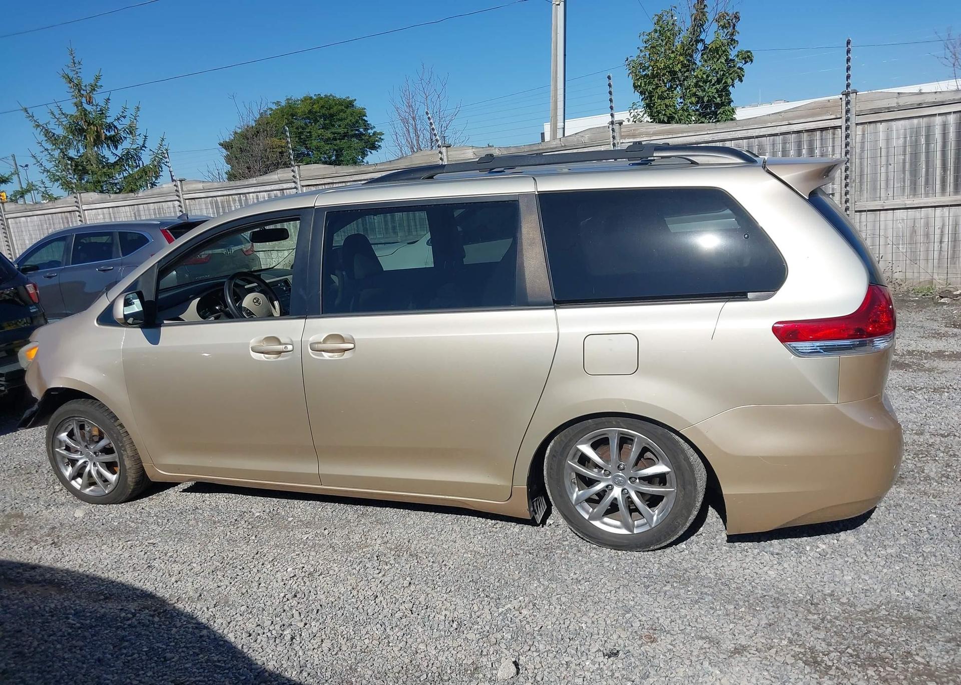 2013 TOYOTA SIENNA XLE