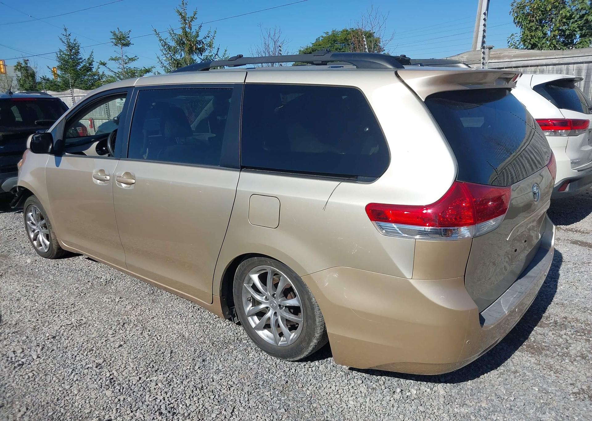 2013 TOYOTA SIENNA XLE