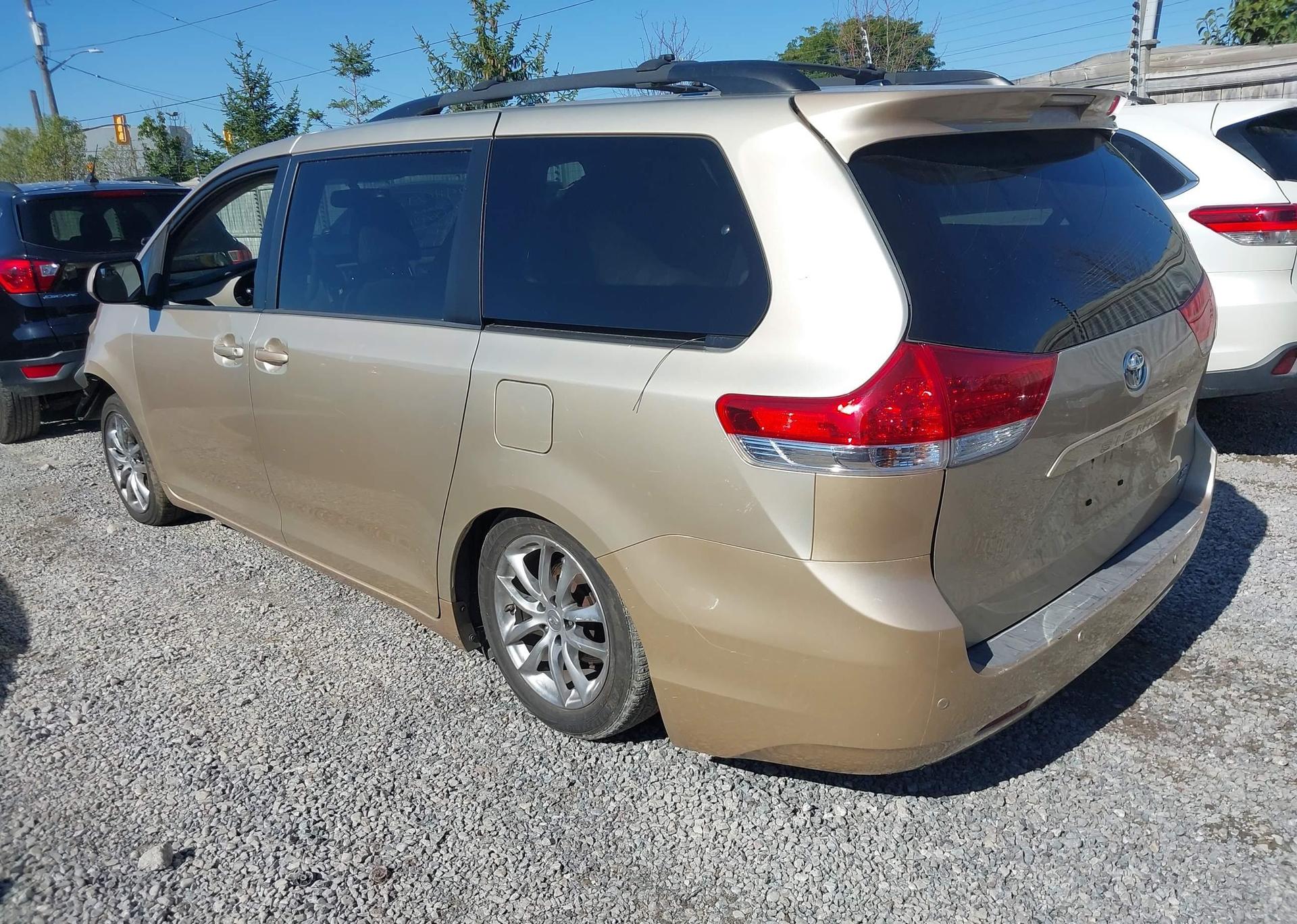 2013 TOYOTA SIENNA XLE