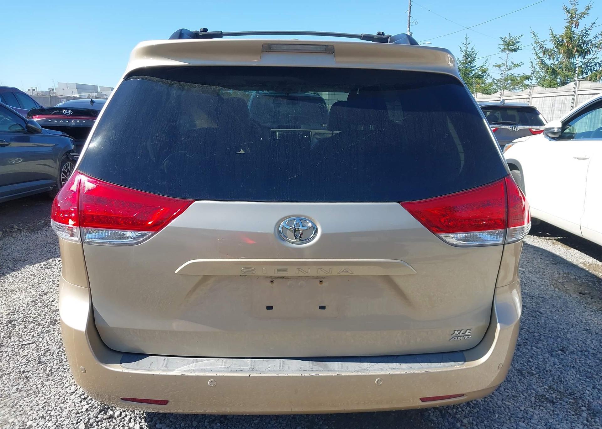 2013 TOYOTA SIENNA XLE