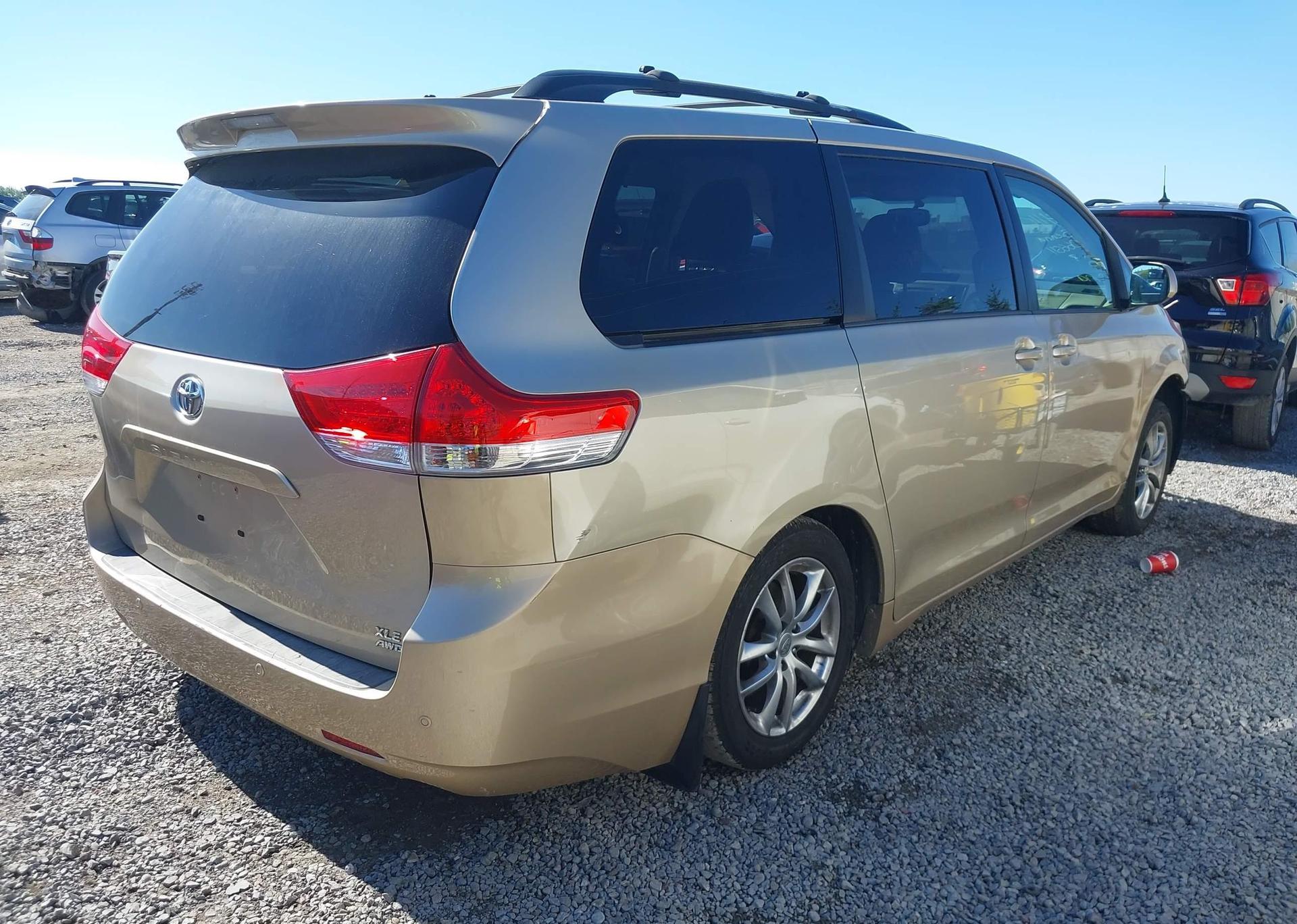 2013 TOYOTA SIENNA XLE